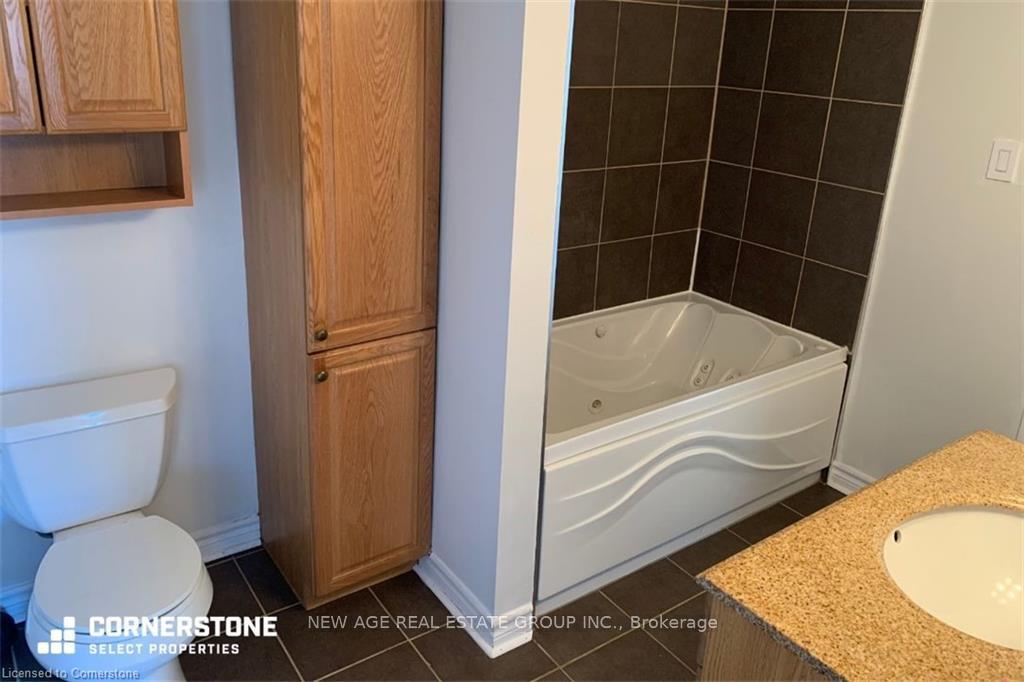 3 Bedrooms Condo at 40 SUMMERCREST, Hamilton For sale