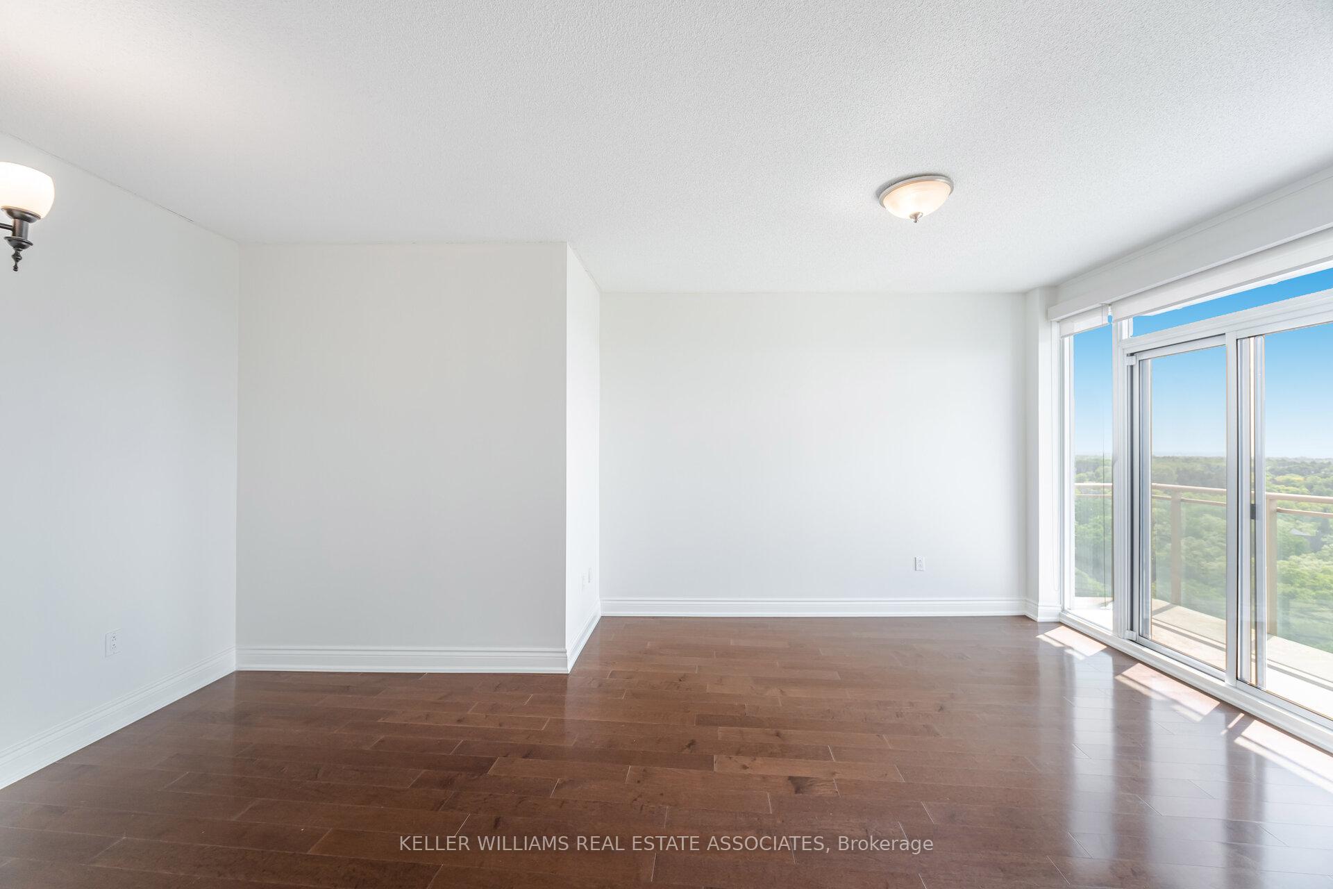 2 Bedrooms Condo at 1665 The Collegeway, Mississauga For sale
