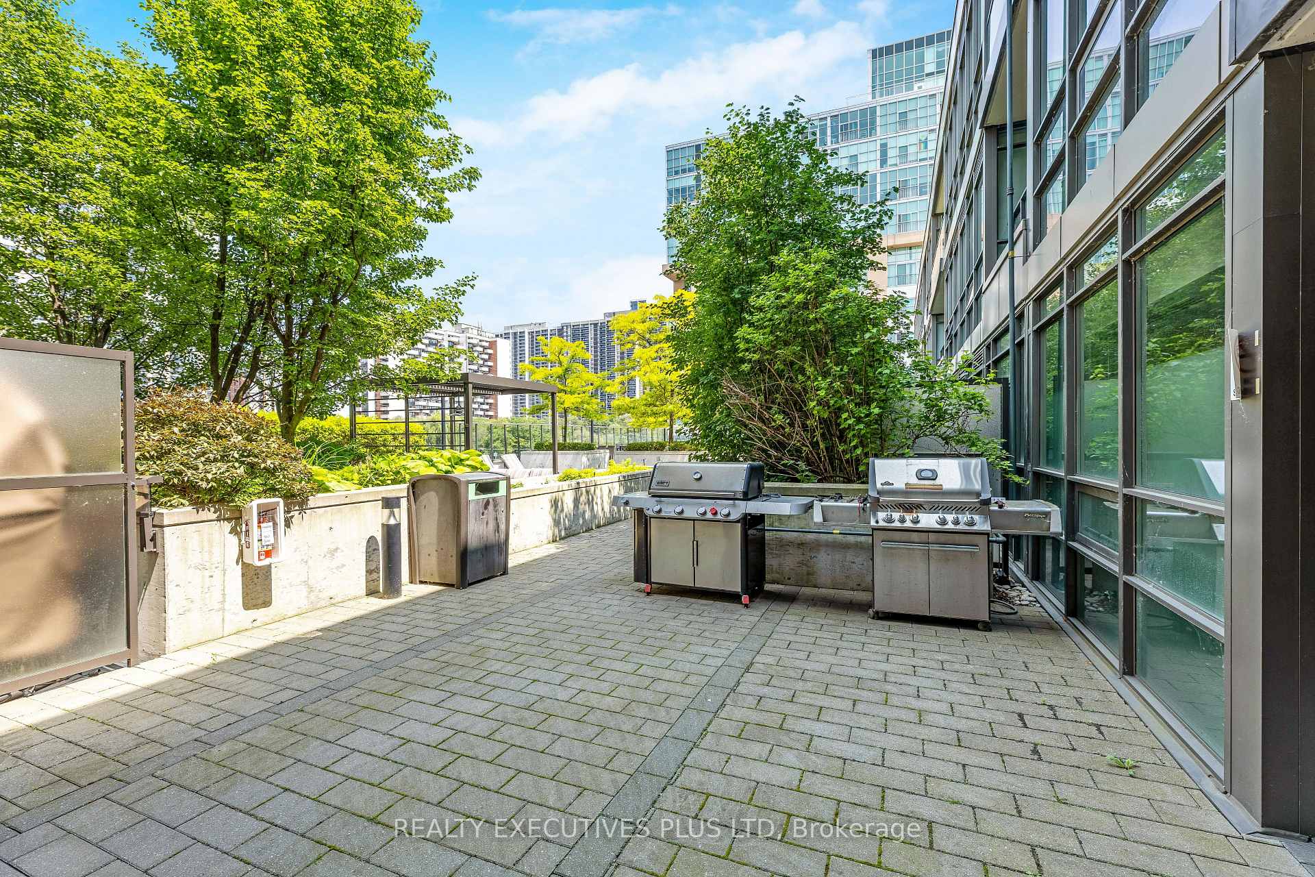3 Bedrooms Condo at 8 Fieldway, Toronto For sale