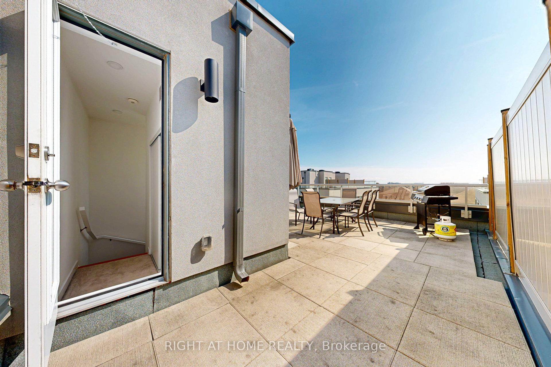 2 Bedrooms Condo at 3058 Sixth, Oakville For sale