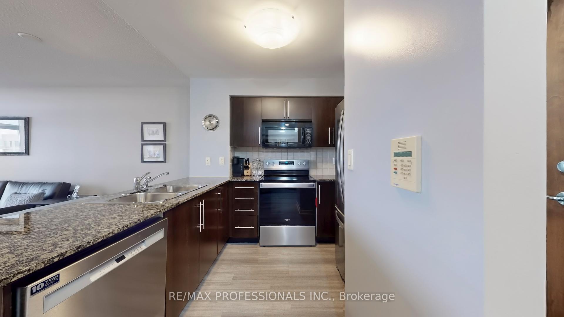 2 Bedrooms Co-op at 310 Burnhamthorpe, Mississauga For sale