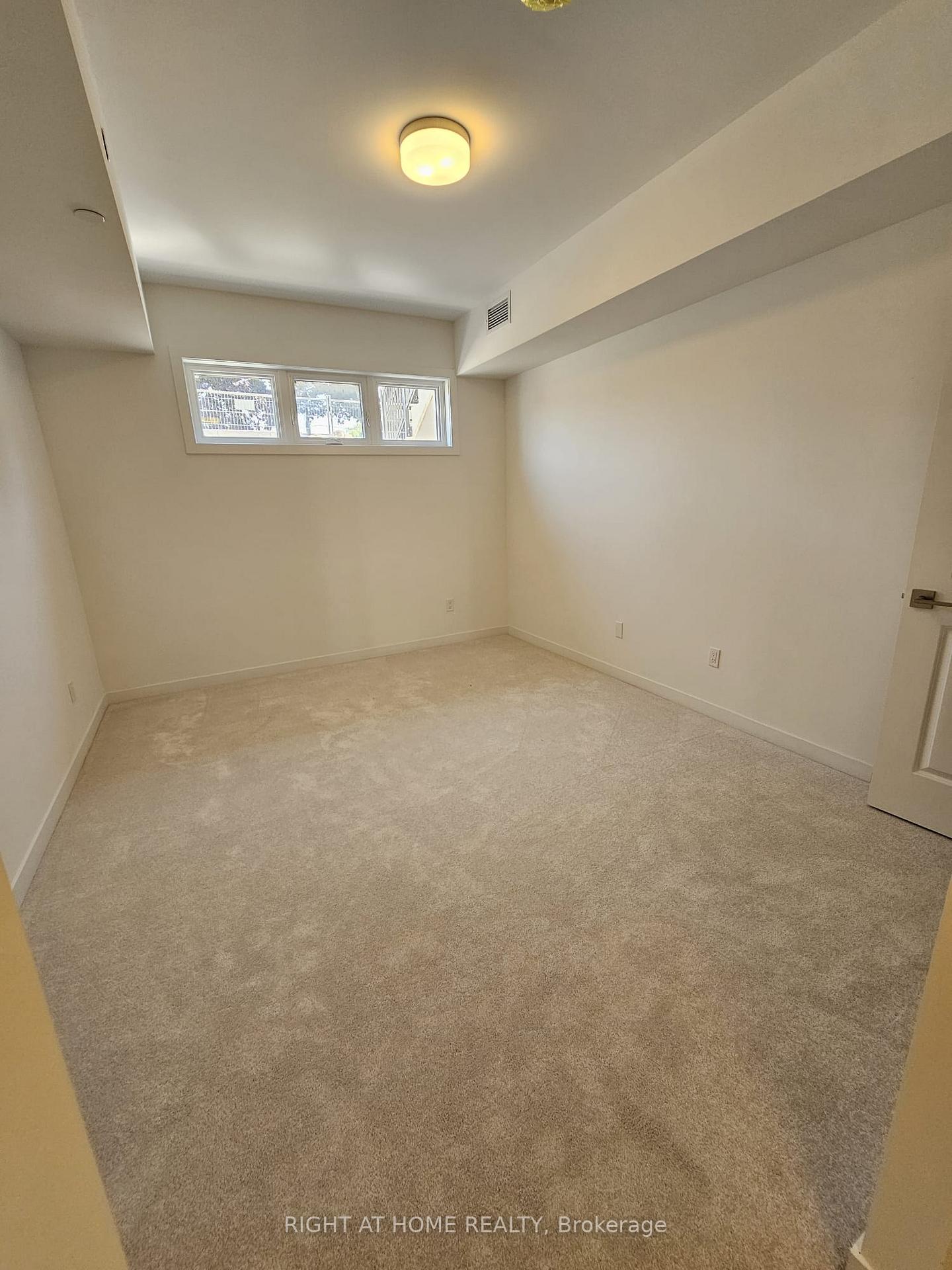 3 Bedrooms Condo at 4017 Hickory, Mississauga For sale