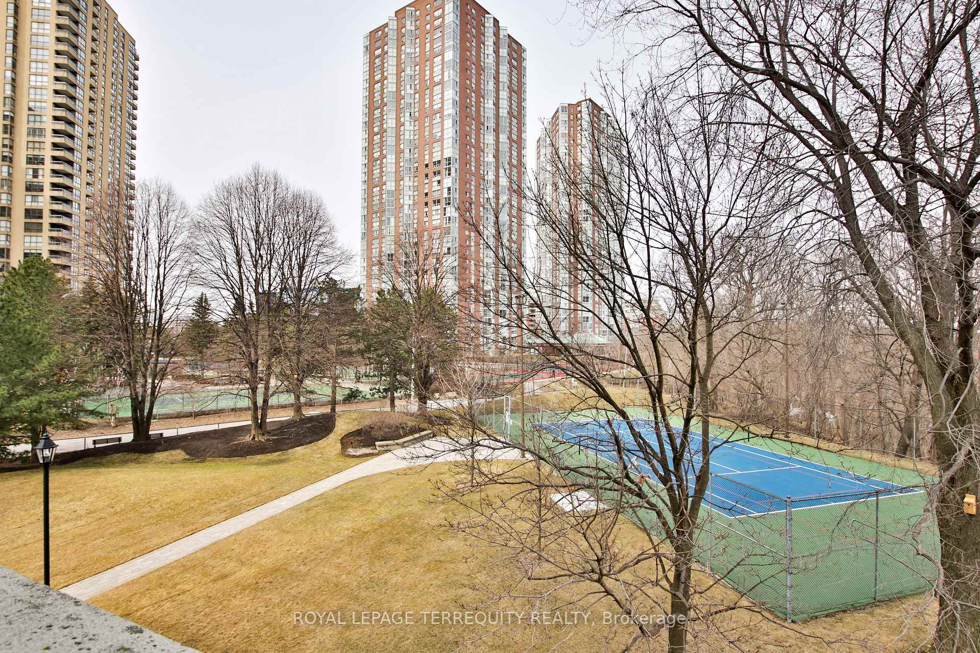 2 Bedrooms Condo at 75 Wynford Heights, Toronto For sale
