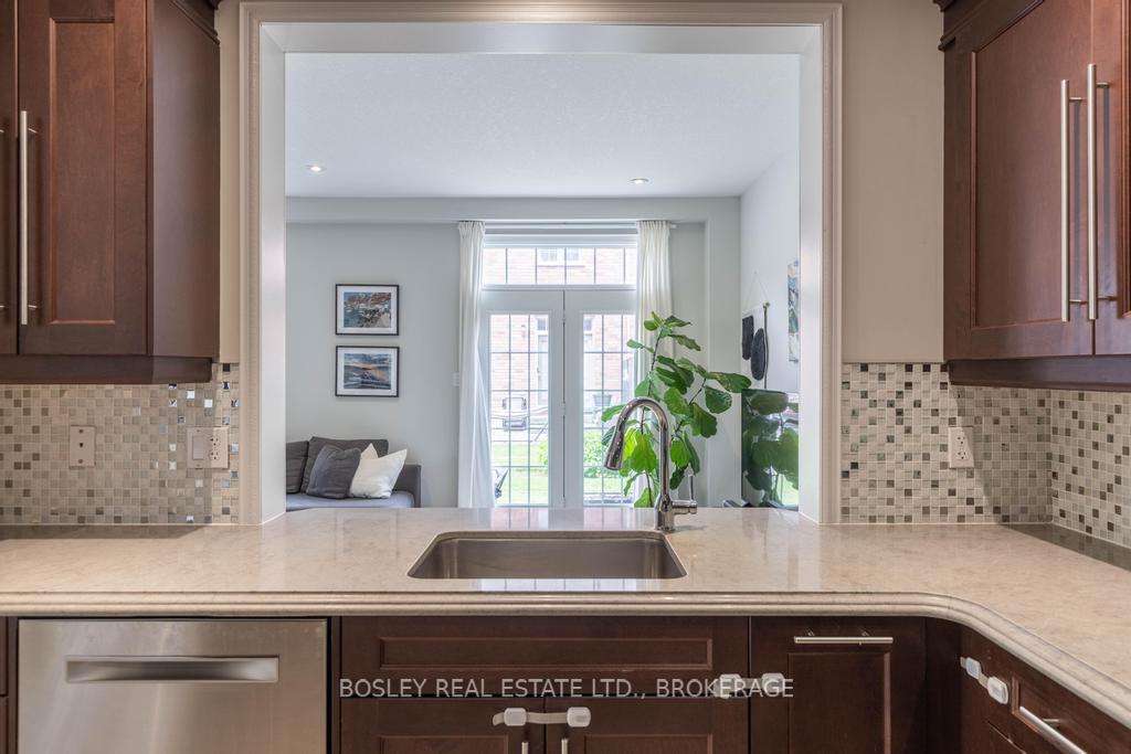 3 Bedrooms Condo at 2282 Orchard, Burlington For sale