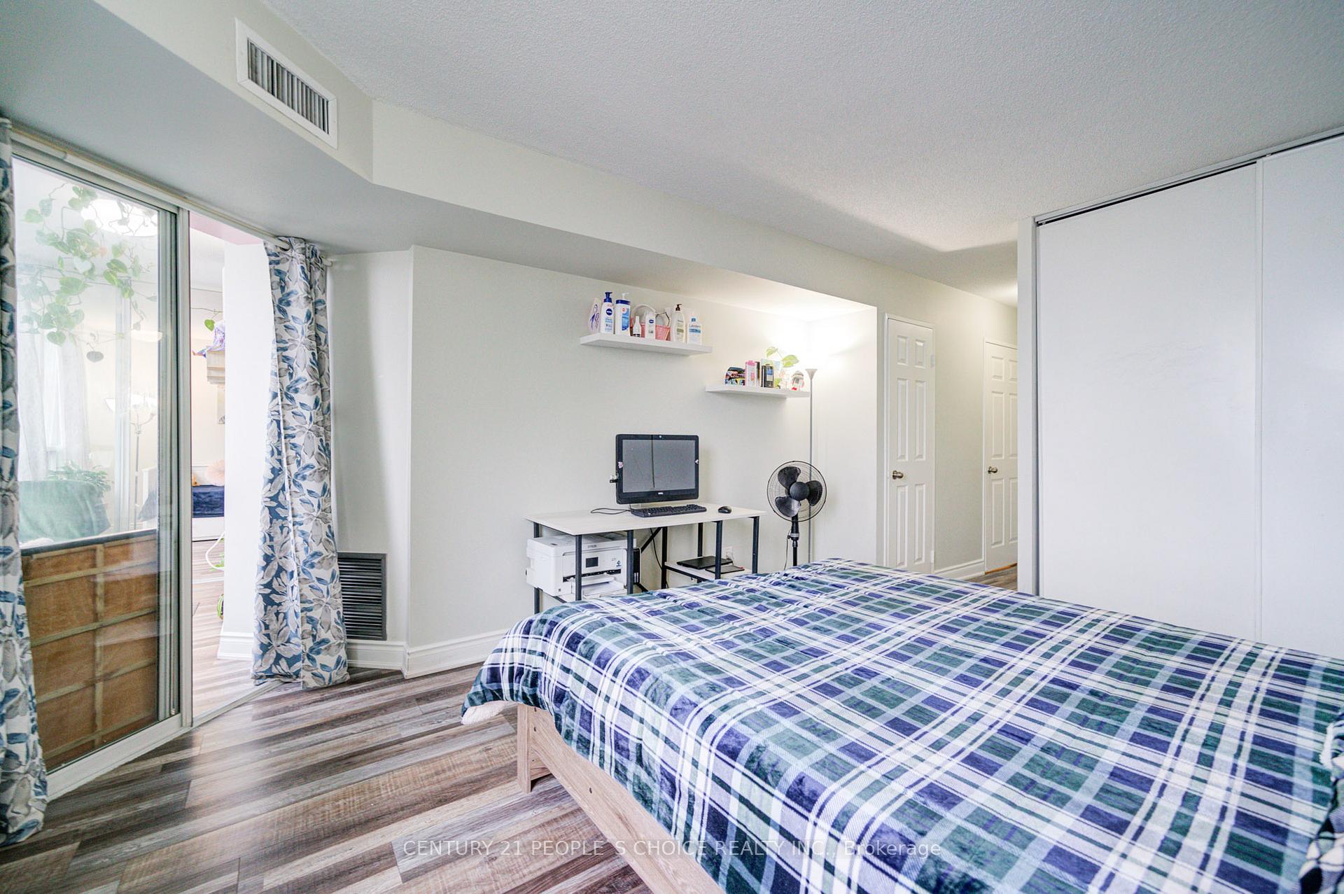 3 Bedrooms Condo at 4460 Tucana, Mississauga For sale