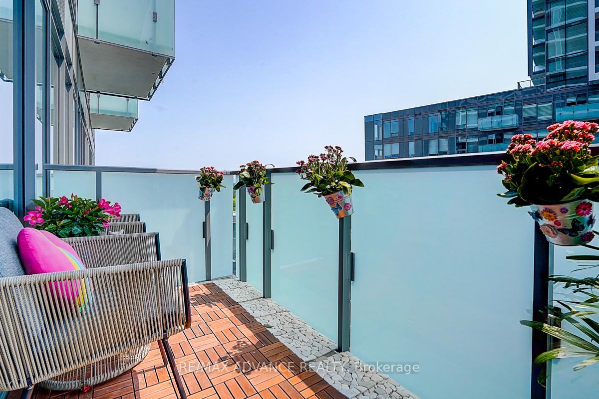2 Bedrooms Condo at 7 Golden Lion, Toronto For sale