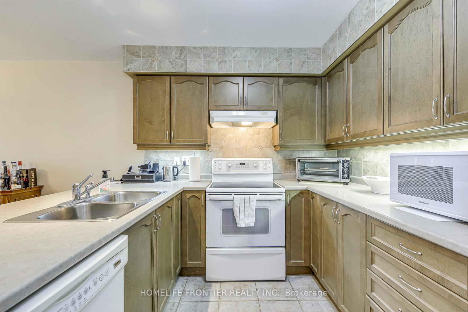 4 Bedrooms Condo at 90 Oakhampton,  Hamilton For sale