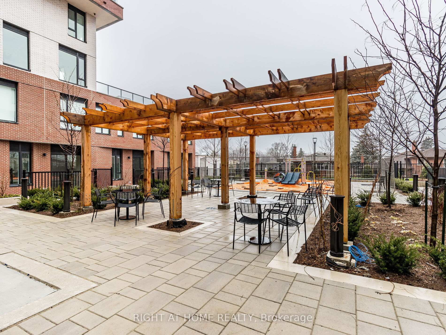 2 Bedrooms Condo at 5 maryport, Toronto For sale