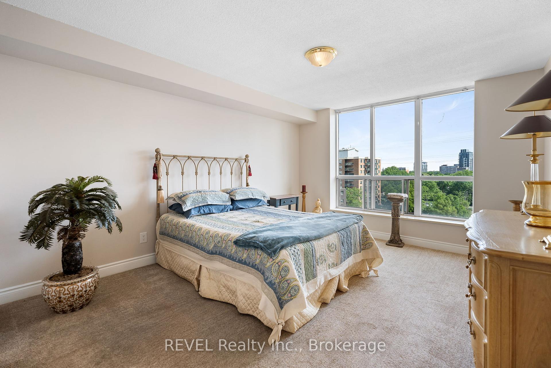 2 Bedrooms Condo at 442 Maple, Burlington For sale
