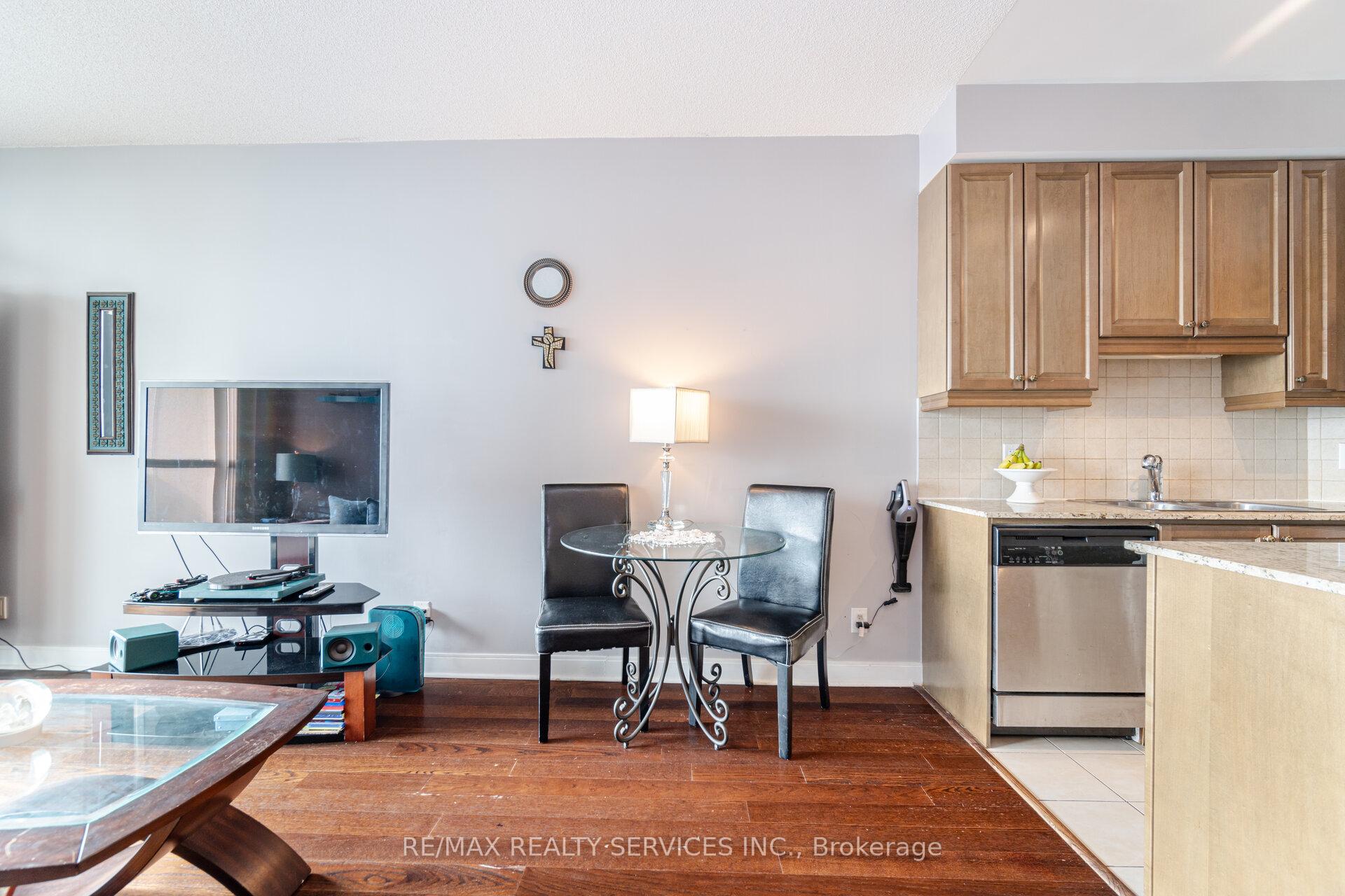 2 Bedrooms Condo at 80 Absolute,  Mississauga For sale