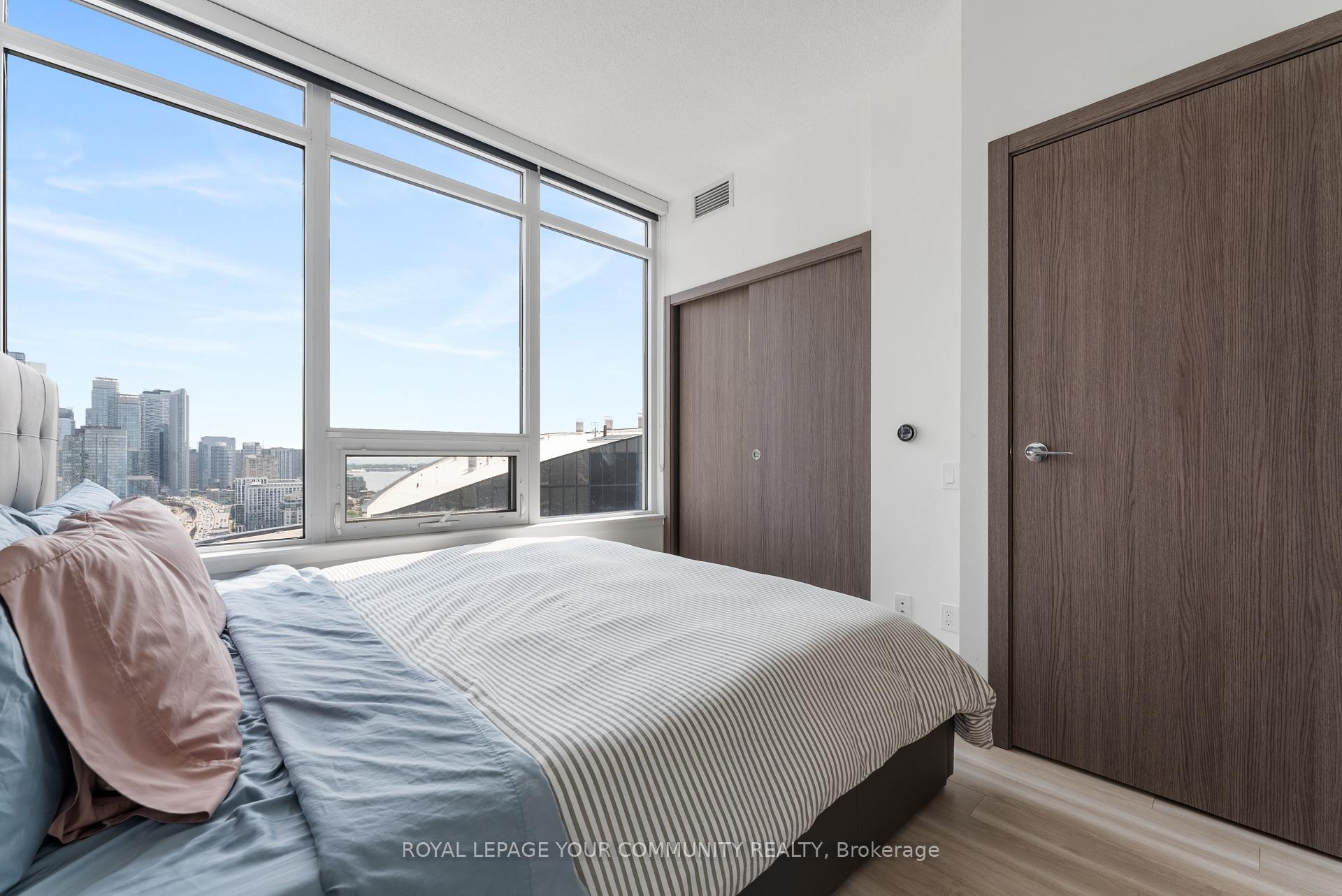 3 Bedrooms Condo at 17 Bathurst, Toronto For sale
