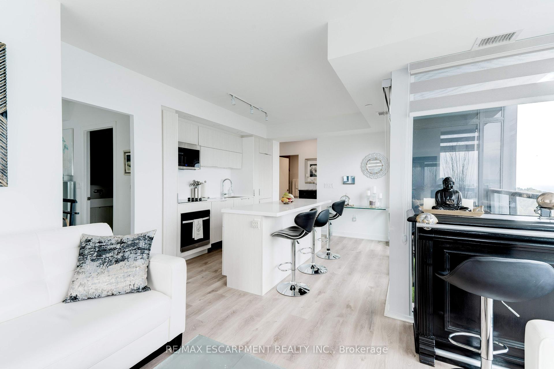 2 Bedrooms Condo at 370 Martha, Burlington For sale