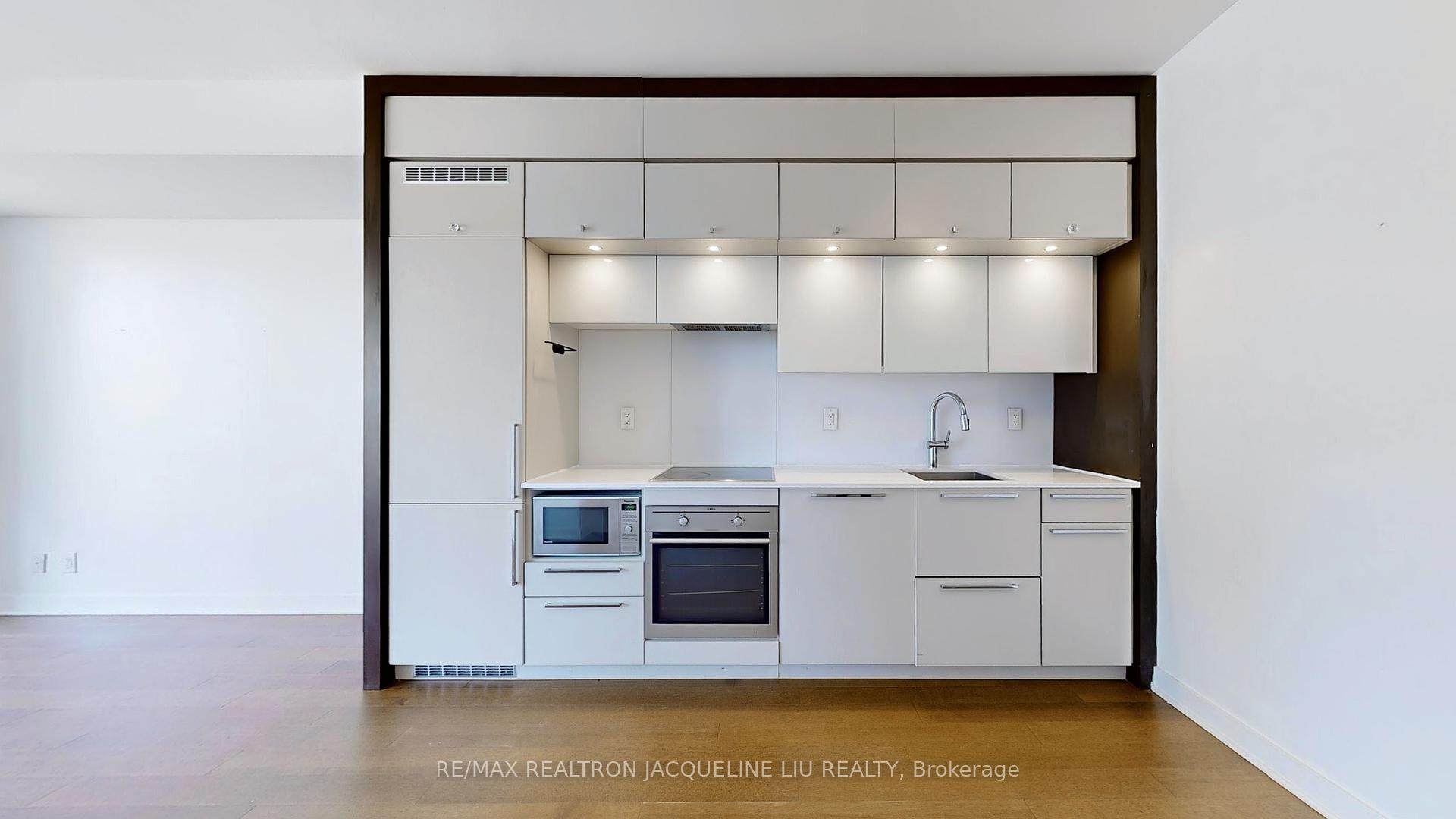1 Bedroom Condo at 15 Grenville, Toronto For sale