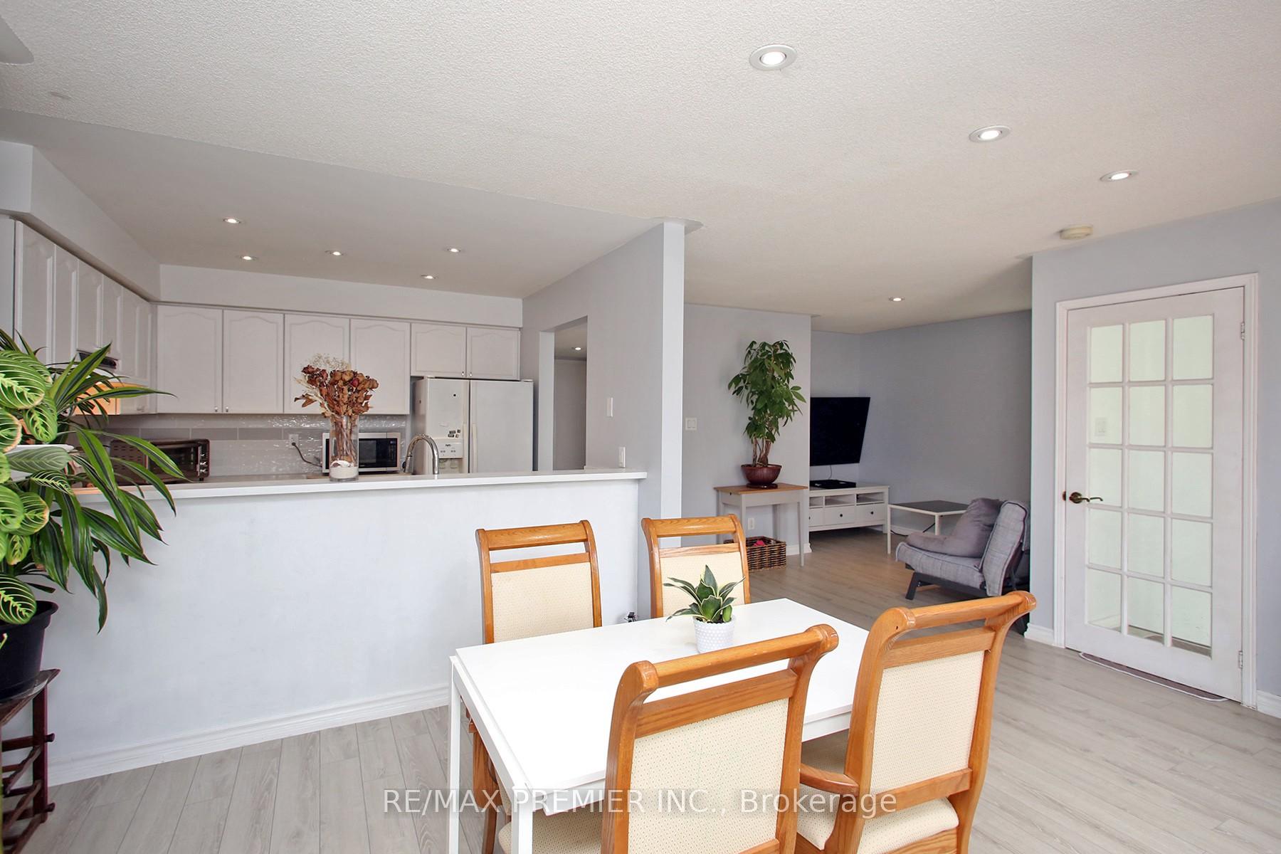 3 Bedrooms Condo at 45 Bristol, Mississauga For sale