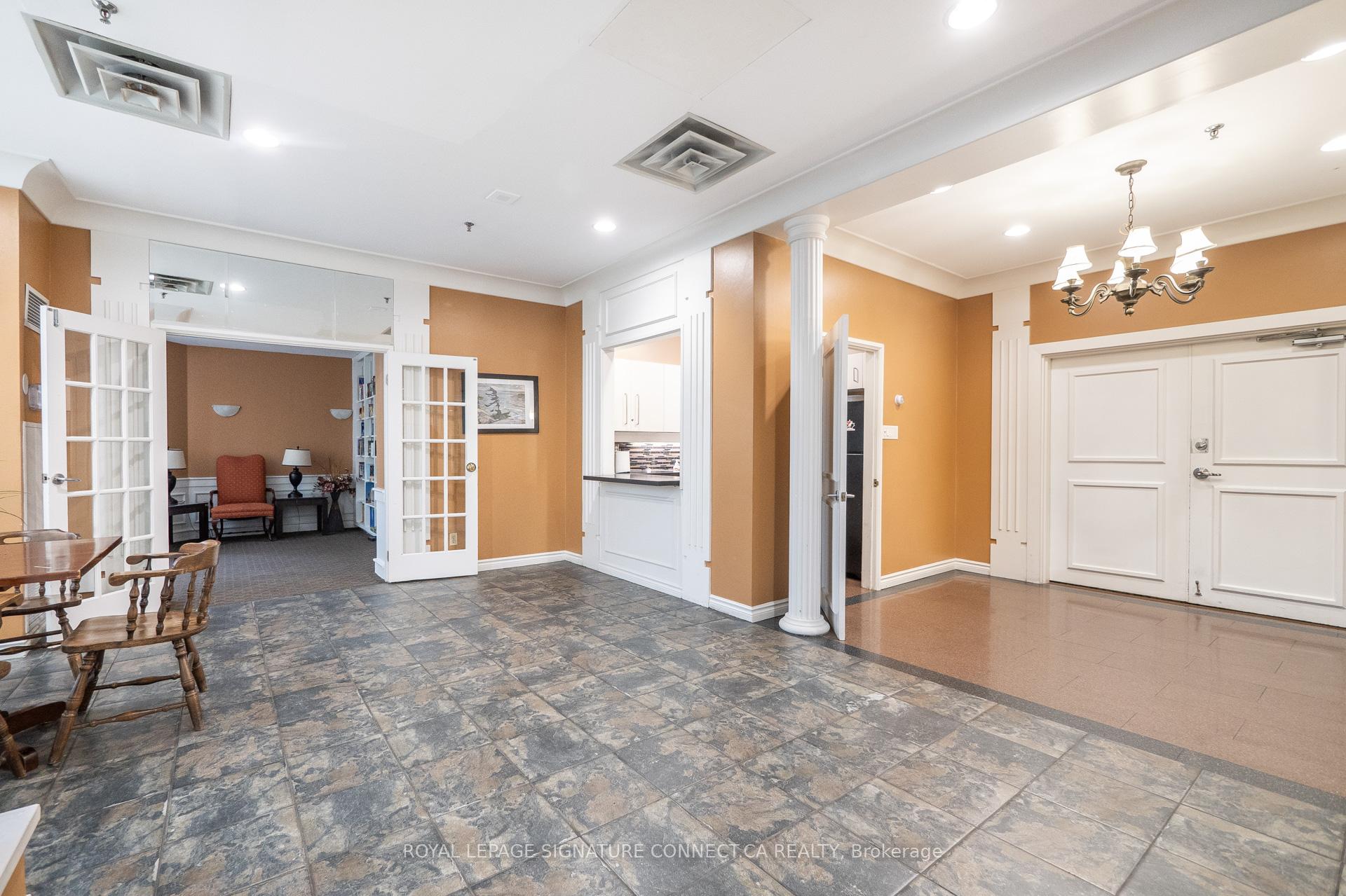 2 Bedrooms Condo at 75 King, Mississauga For sale