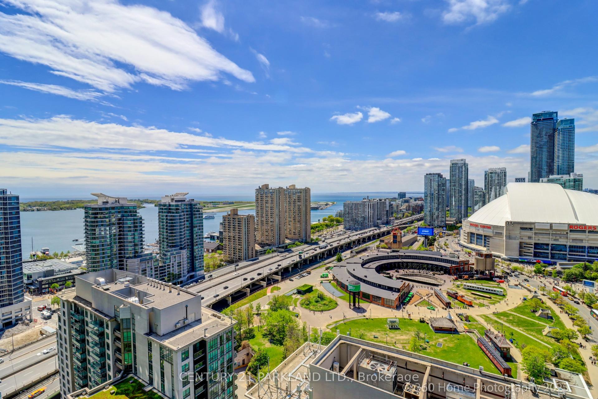 2 Bedrooms Condo at 30 Grand Trunk, Toronto For sale