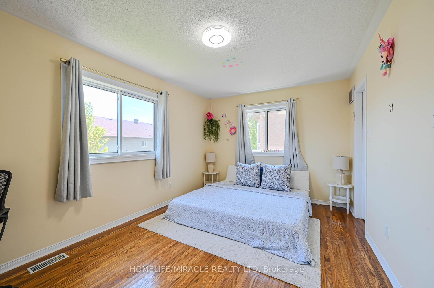 2 Bedrooms Condo at 5255 Guildwood, Mississauga For sale
