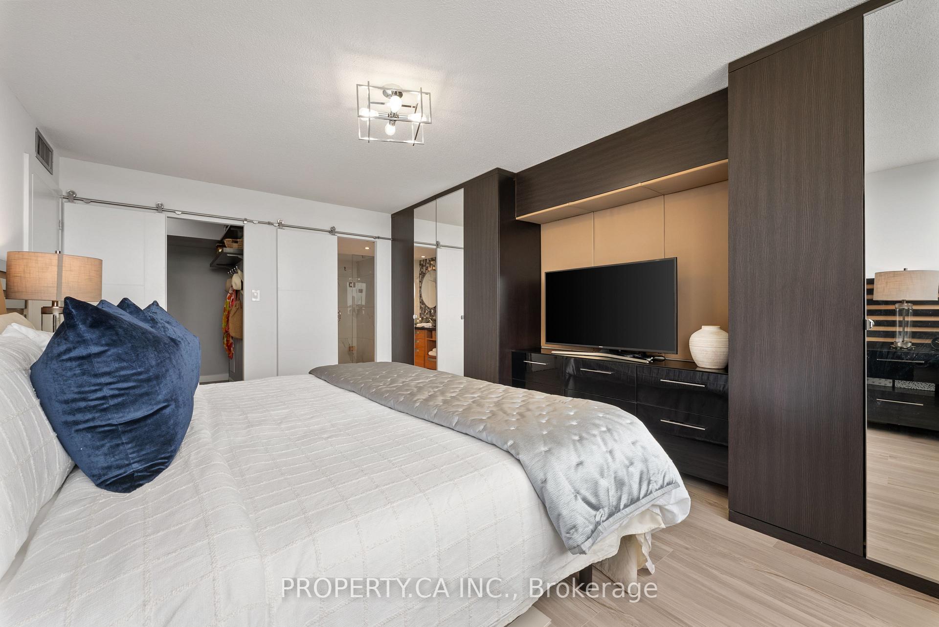 3 Bedrooms Condo at 40 Richview, Toronto For sale