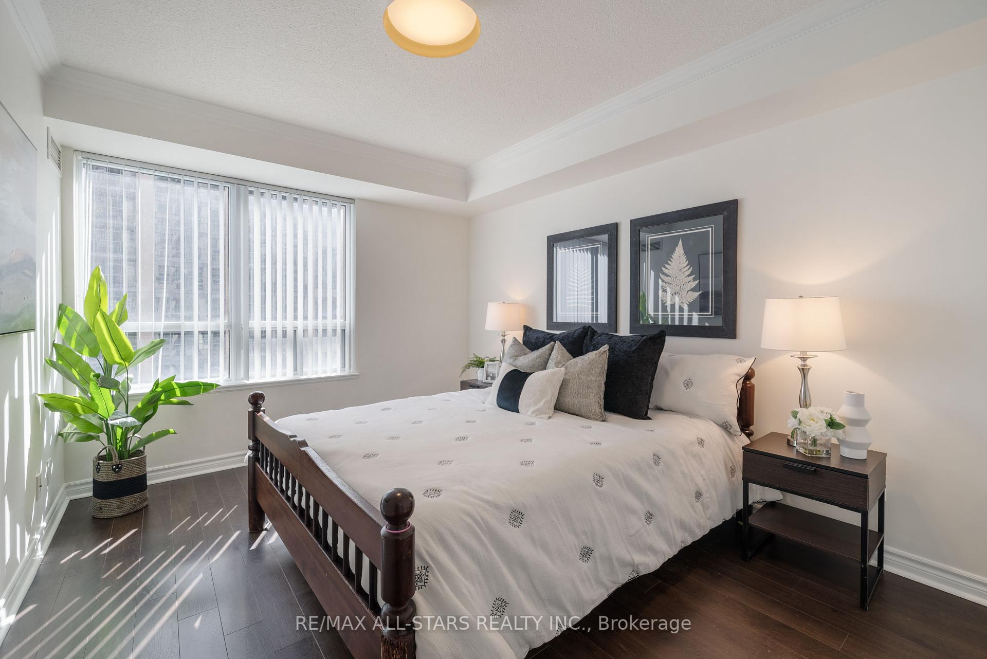2 Bedrooms Condo at 5 Michael Power, Toronto For sale