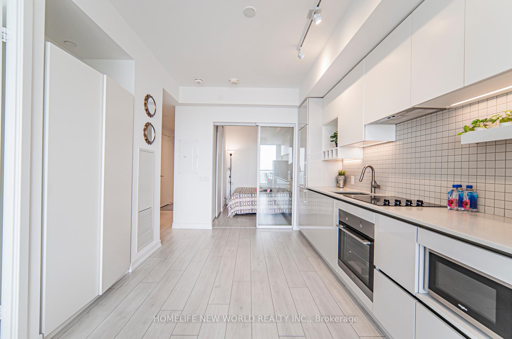 2 Bedrooms Condo at 5 Buttermill,  Vaughan For sale