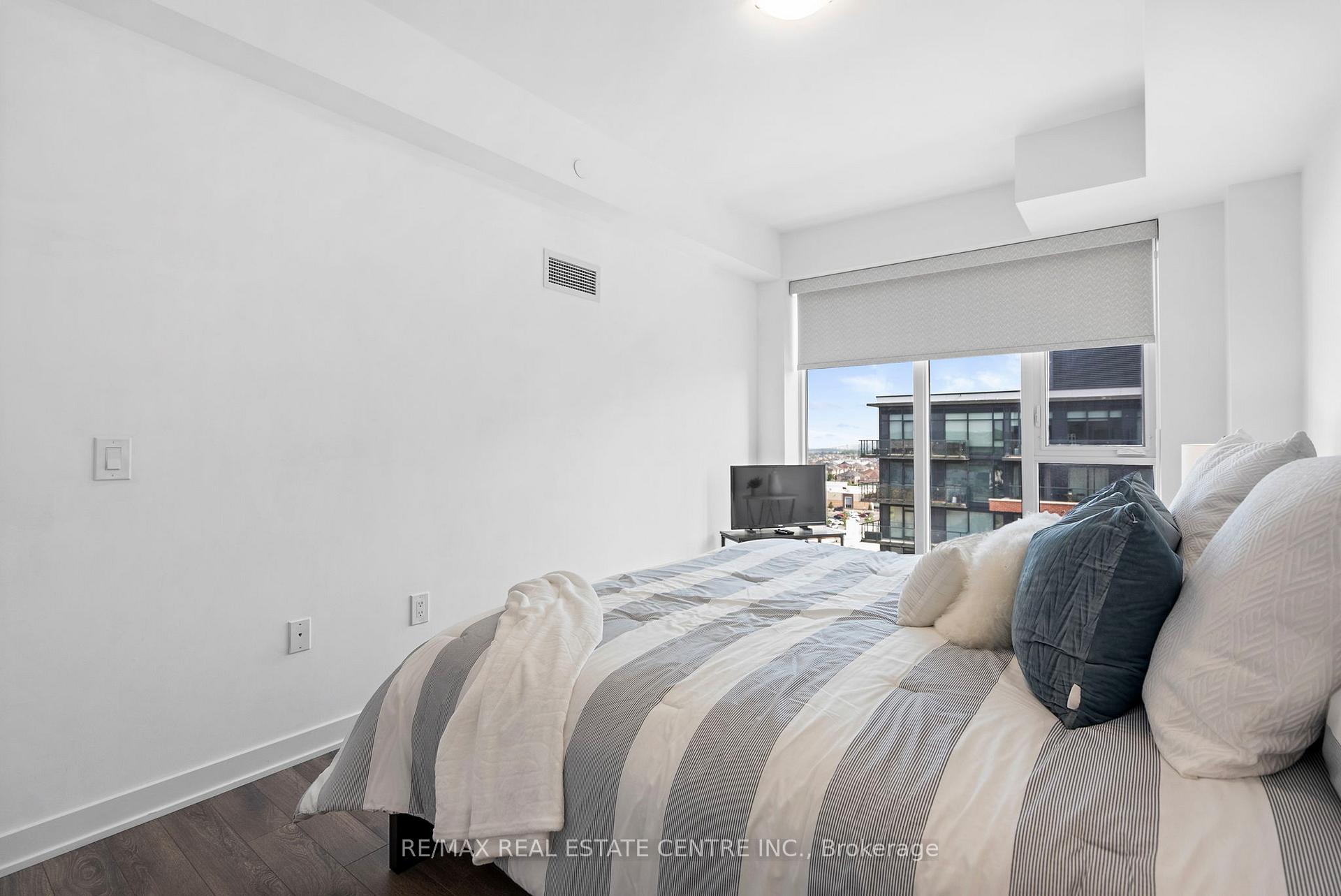 3 Bedrooms Condo at 100 Eagle Rock, Vaughan For sale