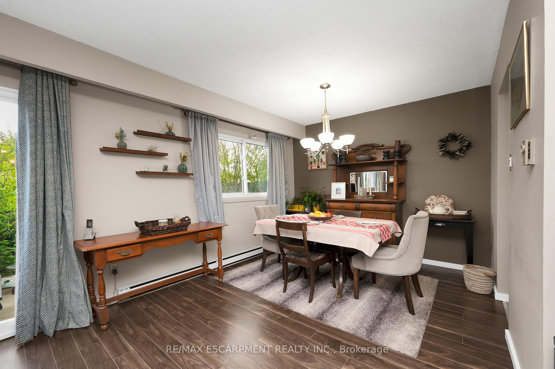 3 Bedrooms Condo at 5017 Pinedale, Burlington For sale