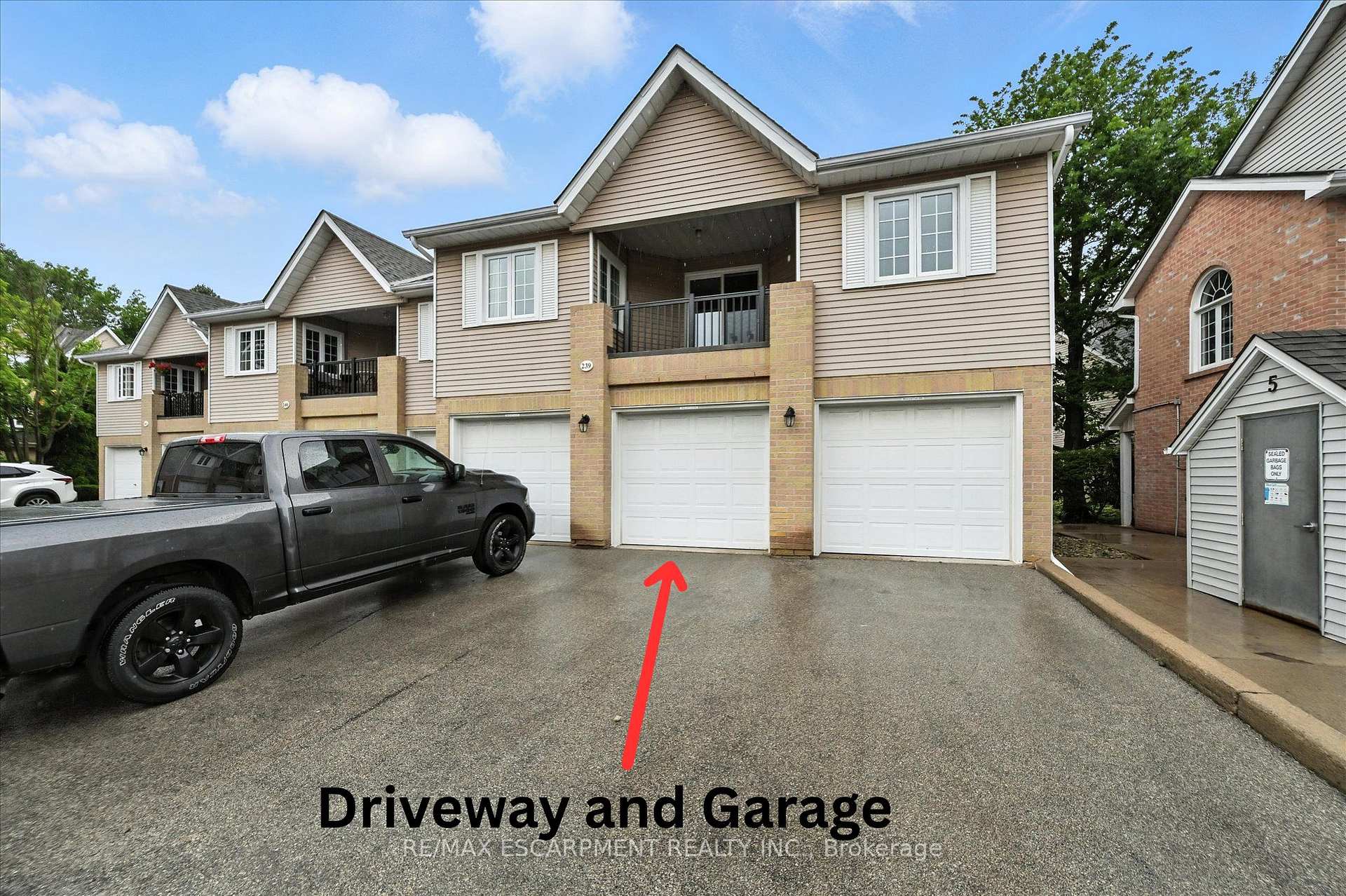 3 Bedrooms Condo at 2110 CLEAVER, Burlington For sale