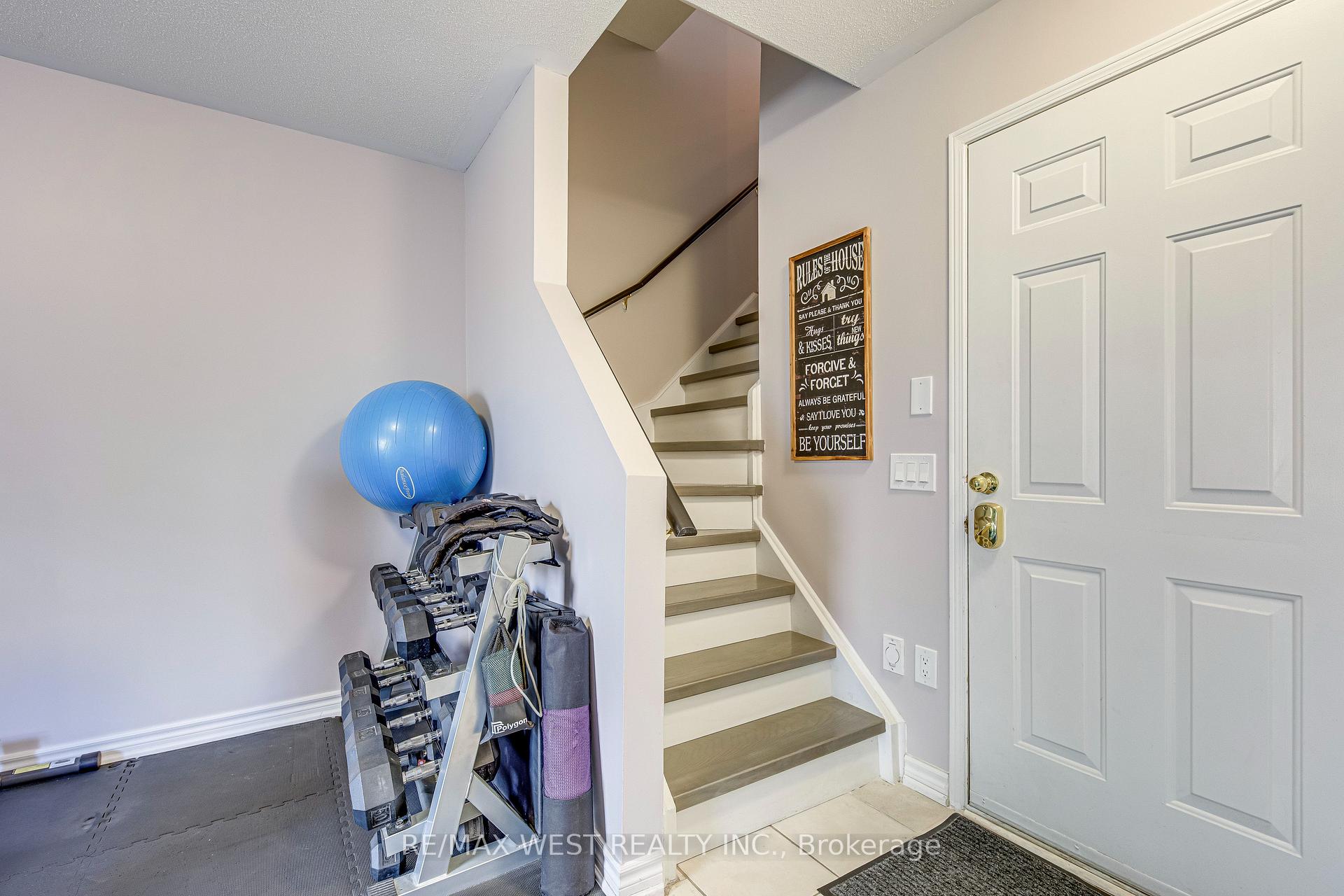 3 Bedrooms Condo at 50 Strathaven, Mississauga For sale