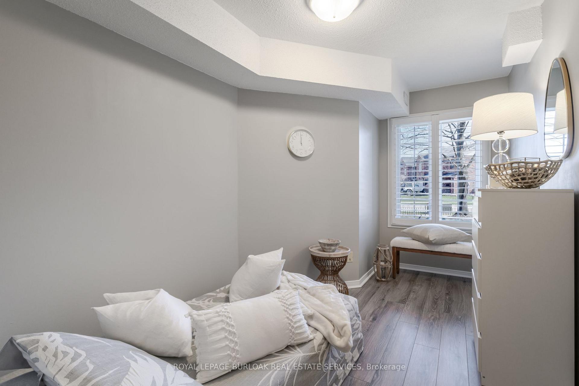 2 Bedrooms Condo at 2110 Cleaver, Burlington For sale