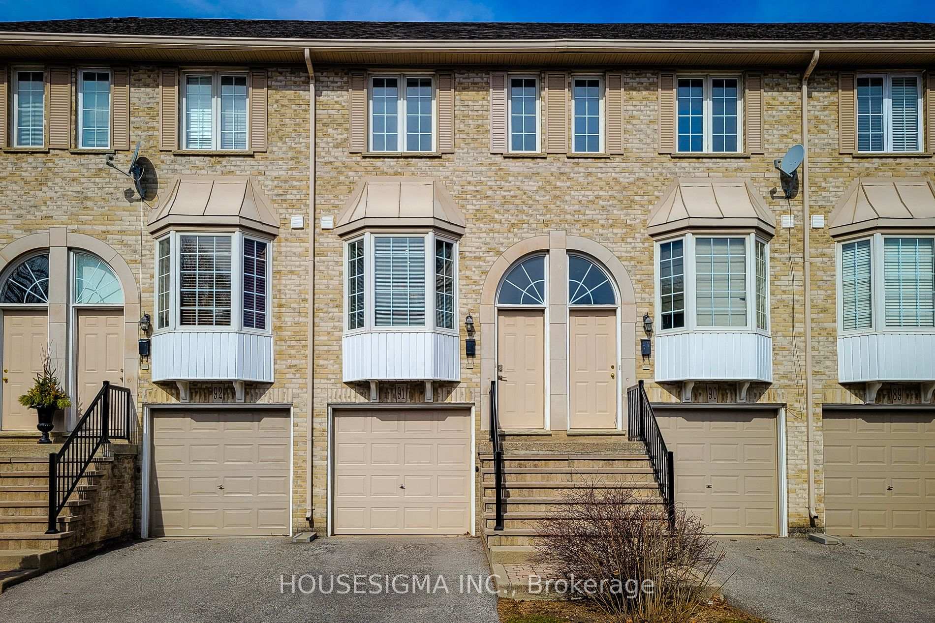 2 Bedrooms Condo at 3480 Upper Middle, Burlington For sale
