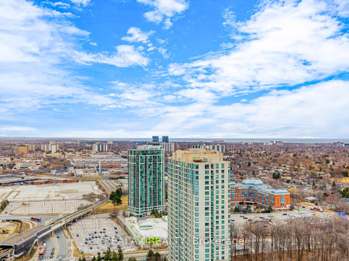 3 Bedrooms Condo at 70 Town Centre,  Toronto For sale