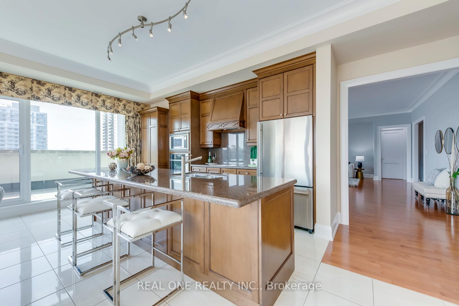 2 Bedrooms Condo at 65 Port,  Mississauga For sale