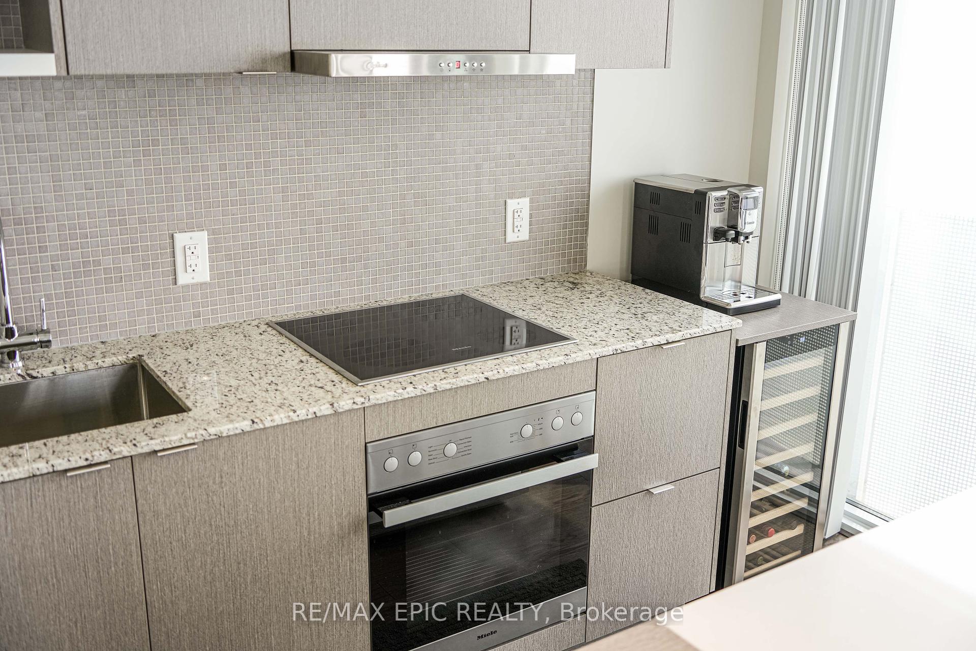 3 Bedrooms Condo at 88 Harbour,  Toronto For sale
