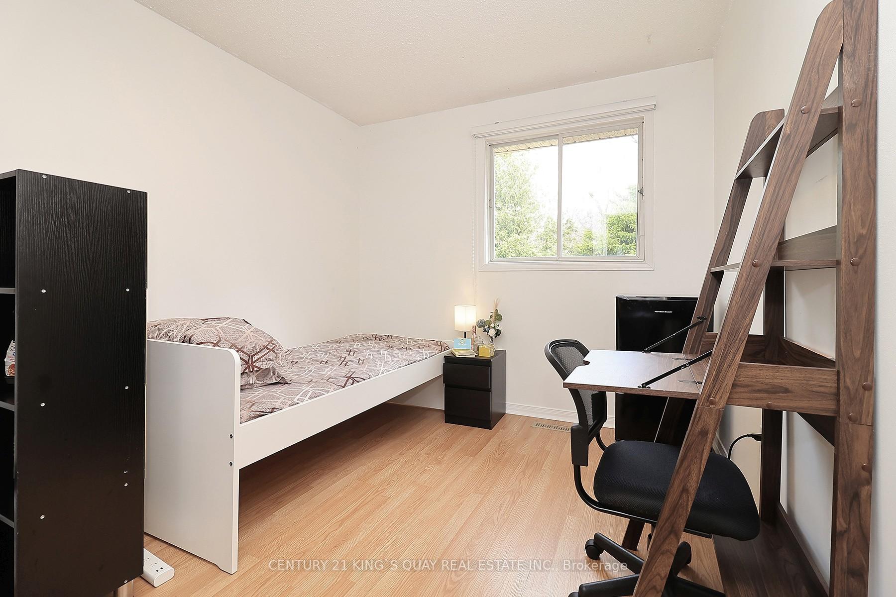 4 Bedrooms Condo at 25 Whitecap, Toronto For sale