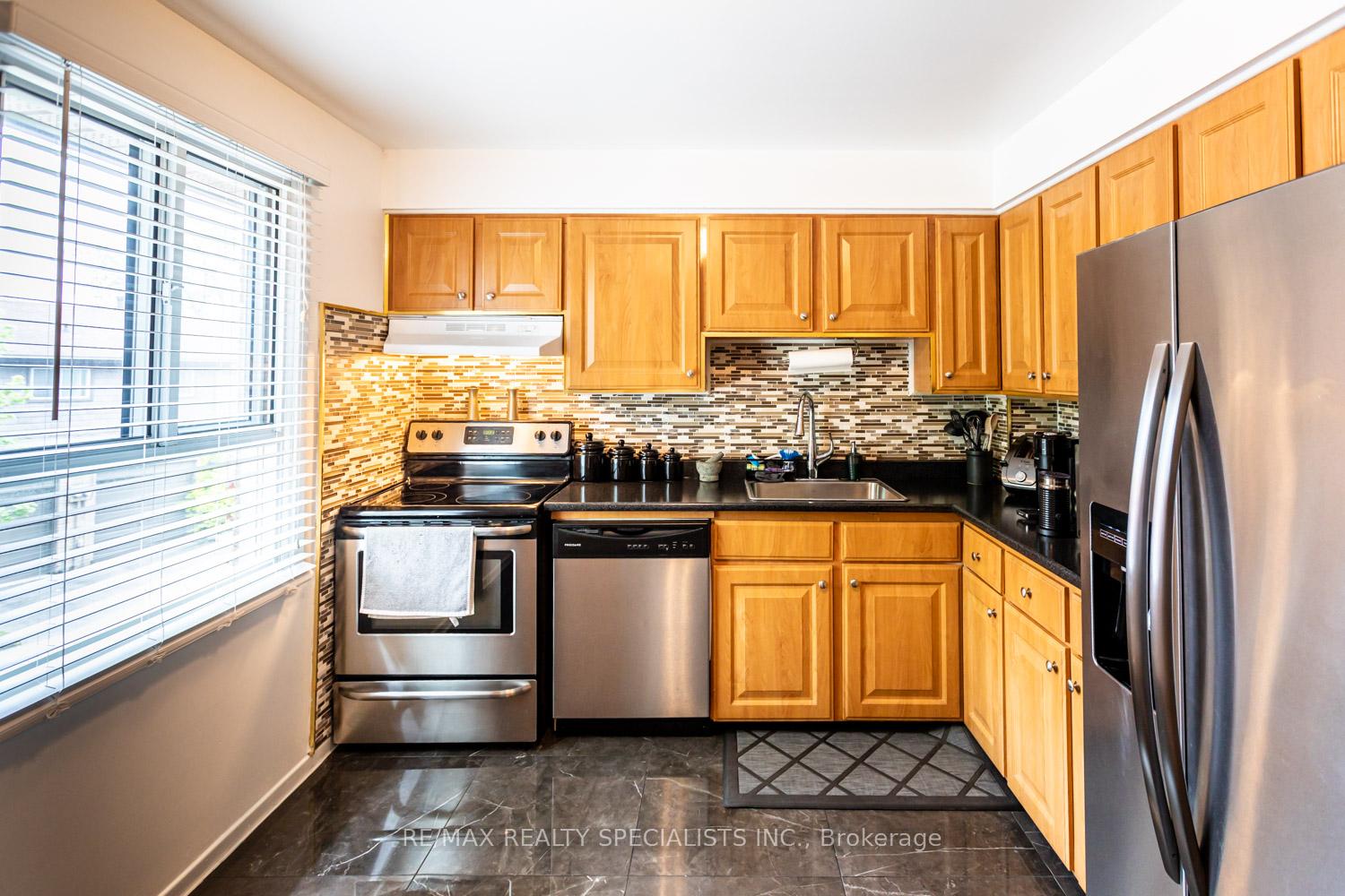 5 Bedrooms Condo at 405 Hyacinthe, Mississauga For sale