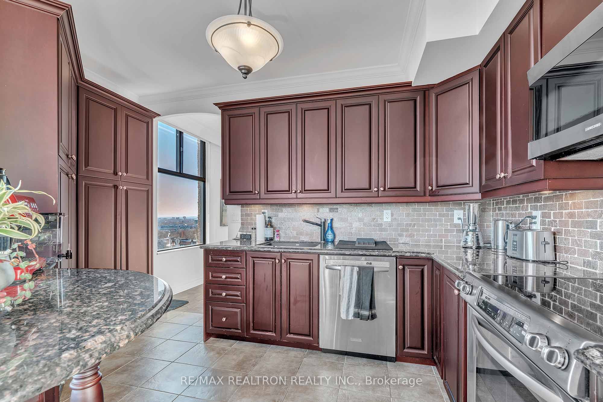 423 Avenue Road, #12