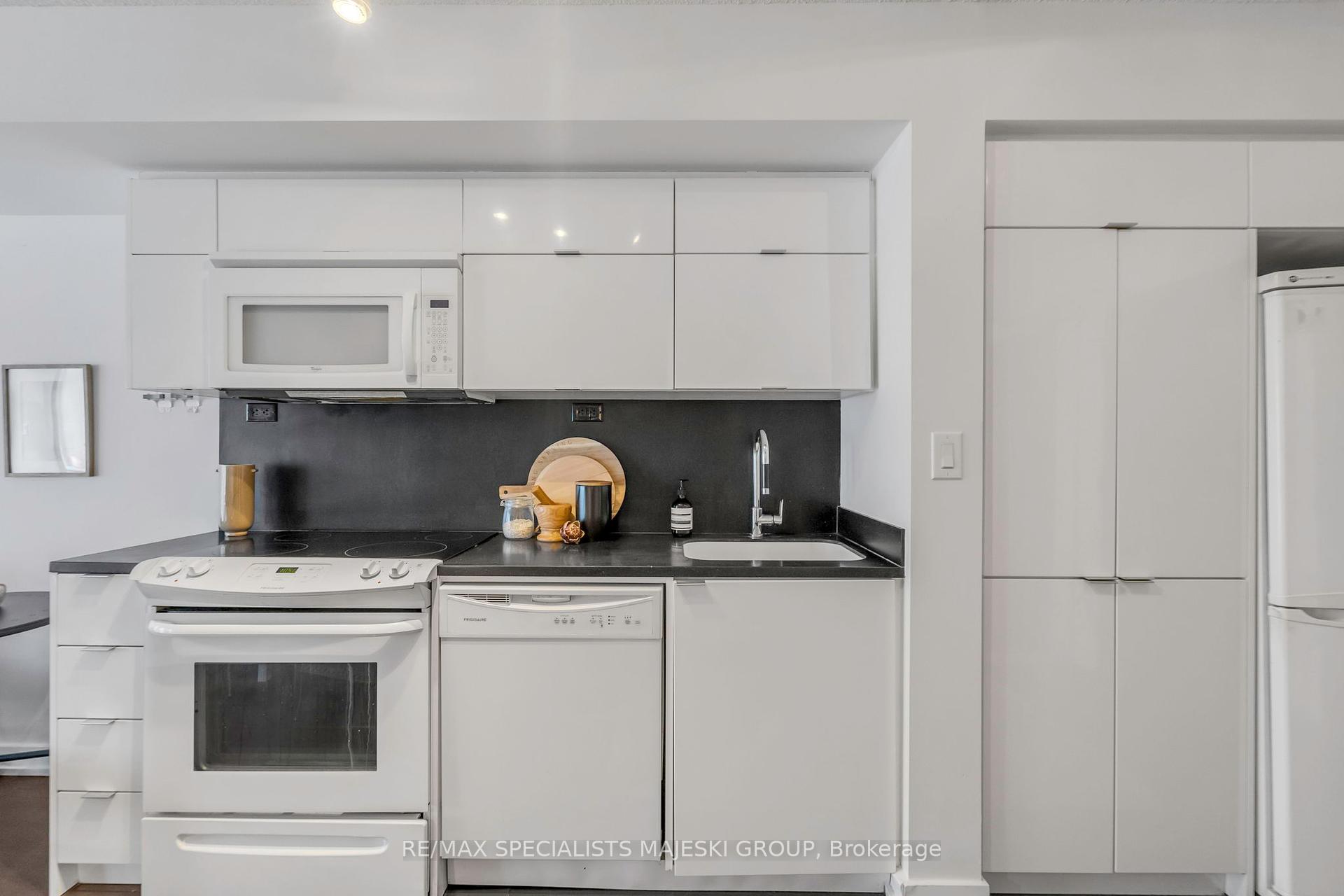2 Bedrooms Condo at 21 Iceboat,  Toronto For sale