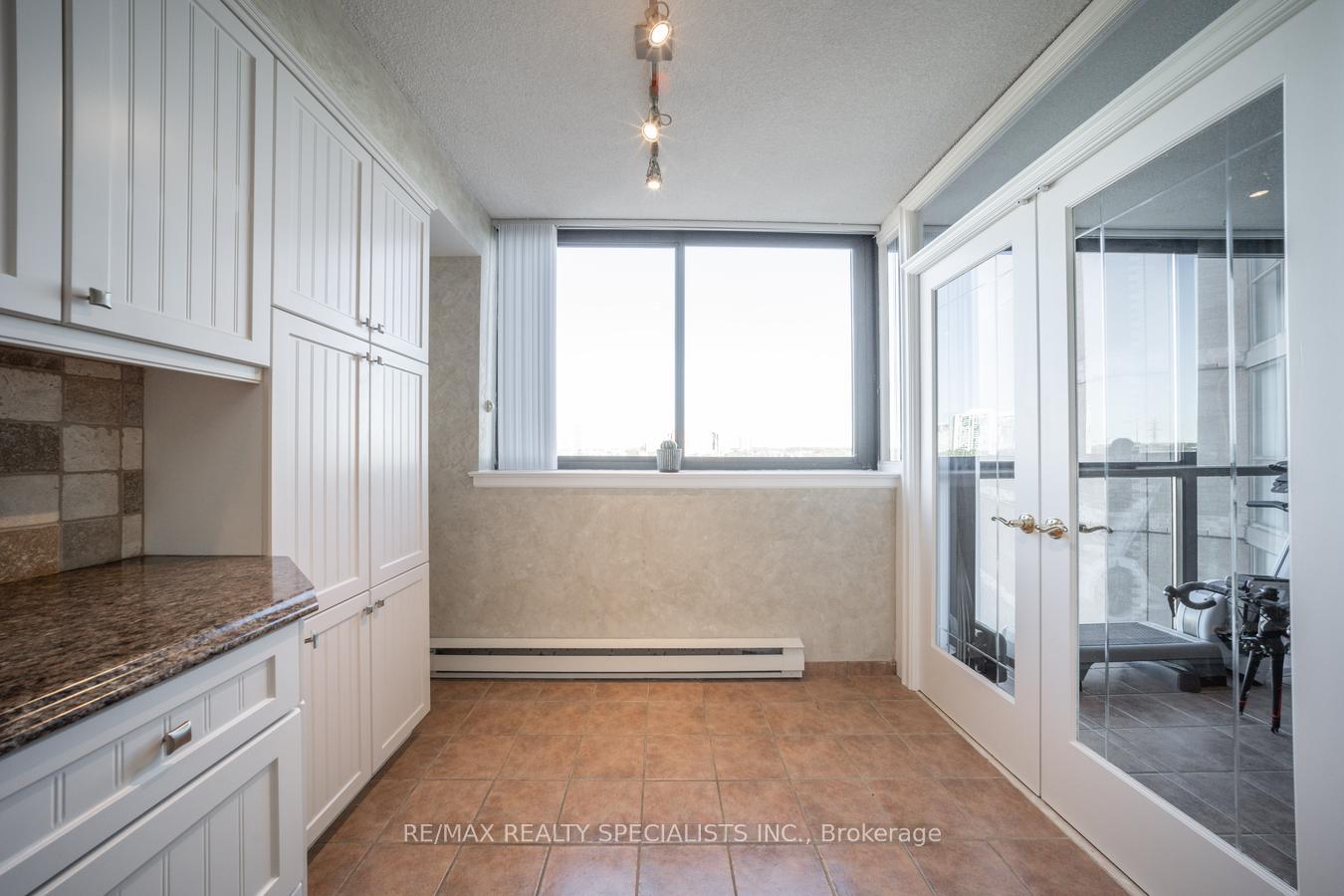 2 Bedrooms Condo at 4235 Sherwoodtowne, Mississauga For sale