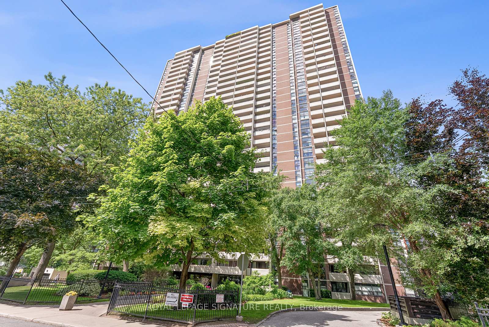 2 Bedrooms Condo at 40 Homewood, Toronto For sale