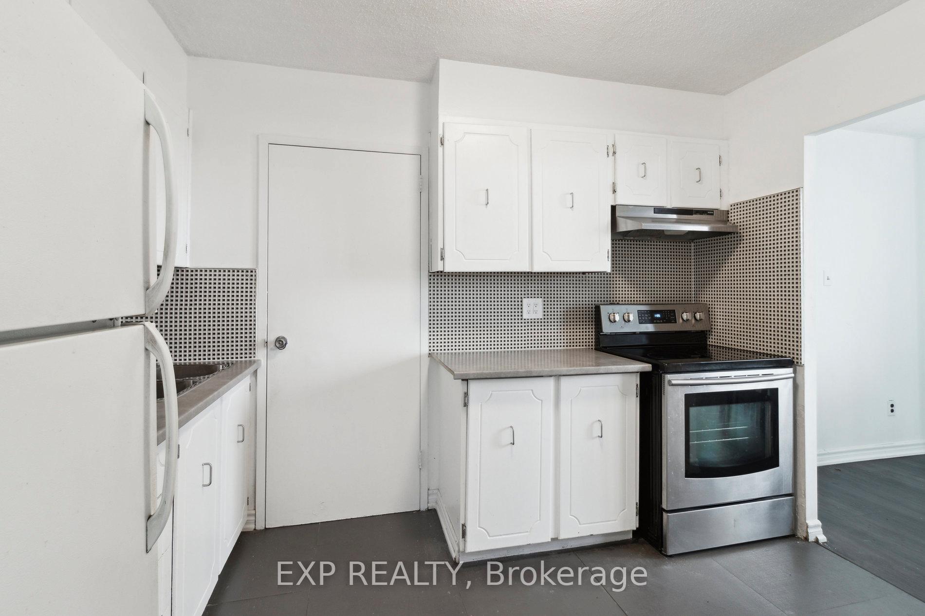 3 Bedrooms Condo at 5 Parkway Forest, Toronto For sale