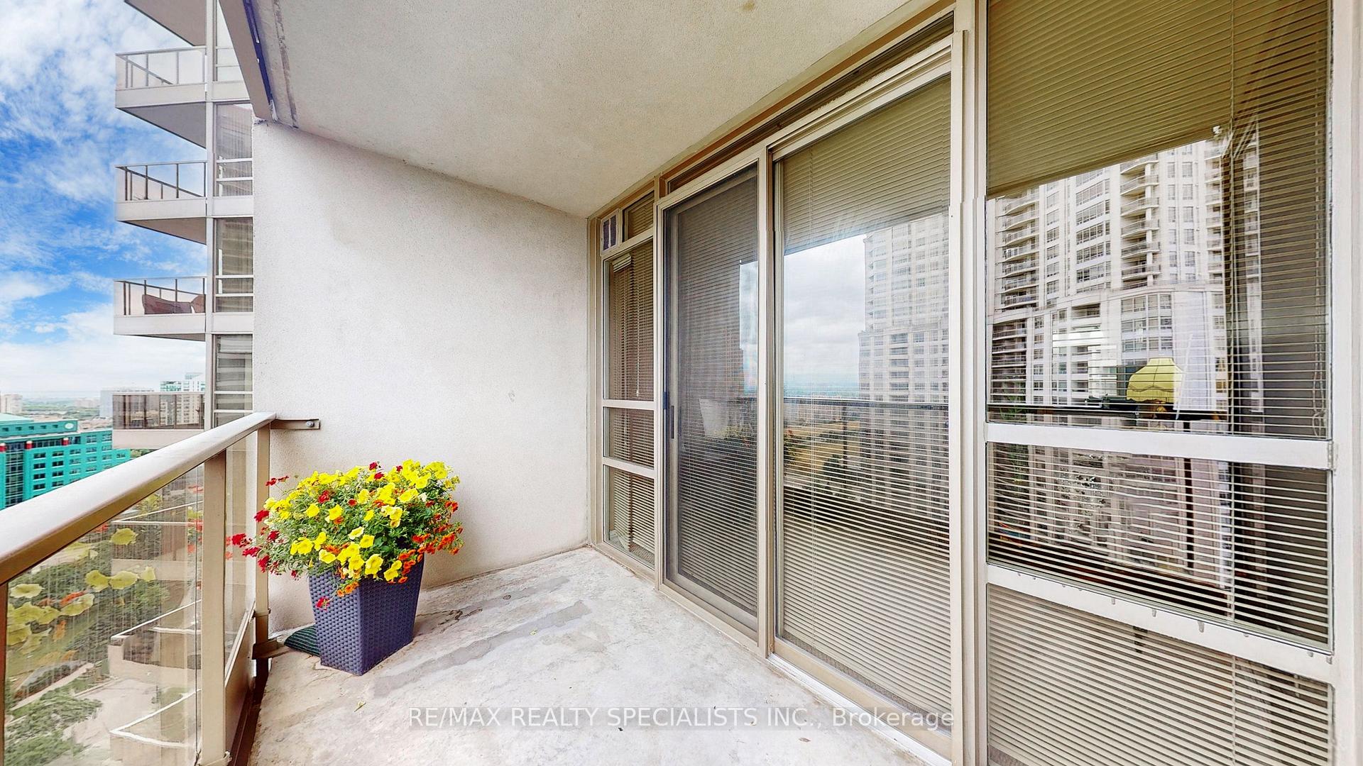 2 Bedrooms Condo at 45 Kingsbridge Garden, Mississauga For sale
