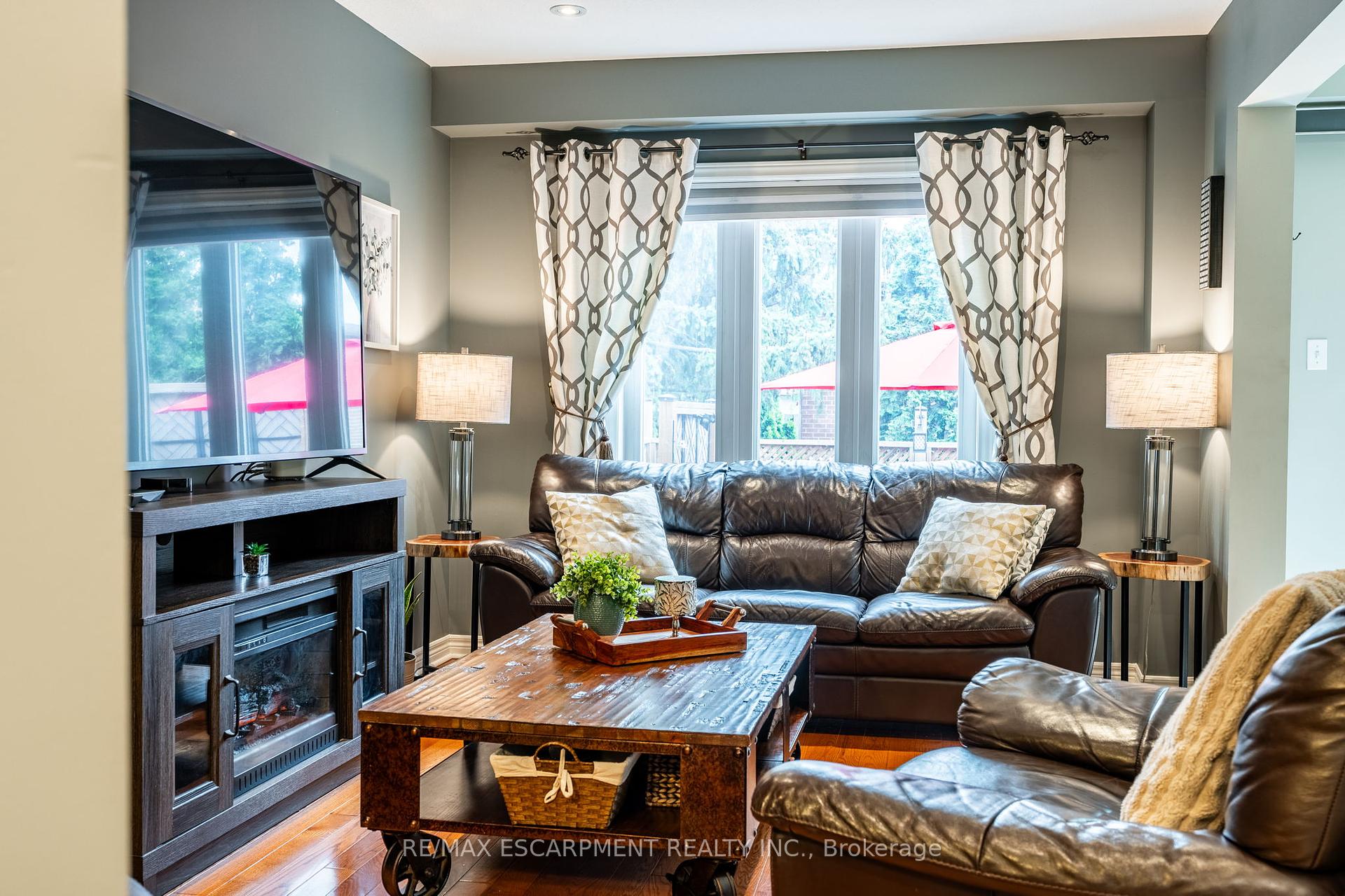 3 Bedrooms Condo at 1461 Upper Gage, Hamilton For sale