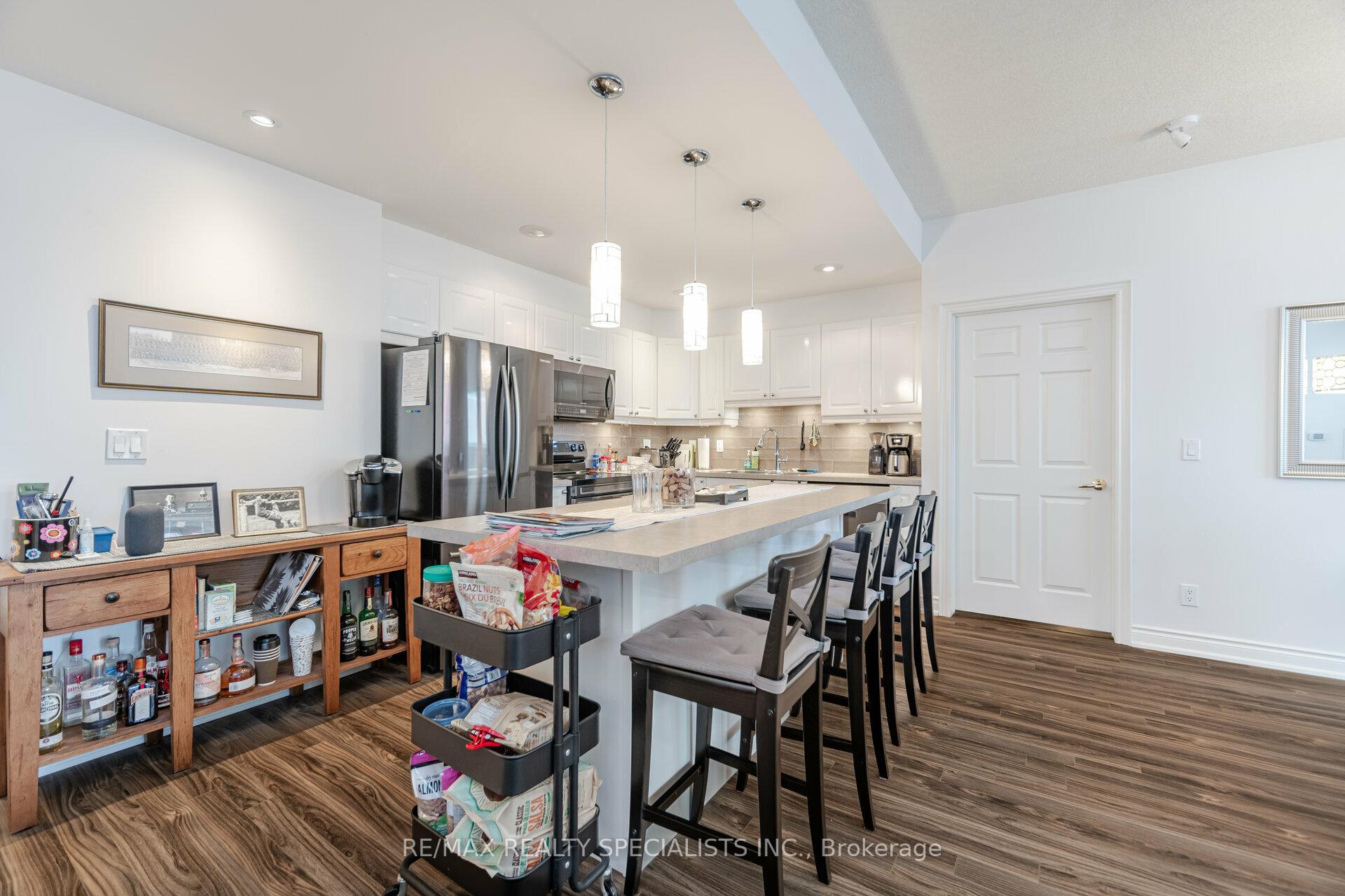3 Bedrooms Condo at 399 Elizabeth, Burlington For sale