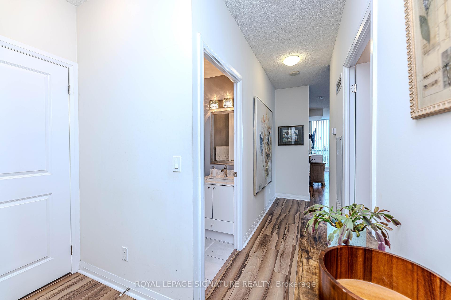 2 Bedrooms Condo at 55 Eglinton, Mississauga For sale