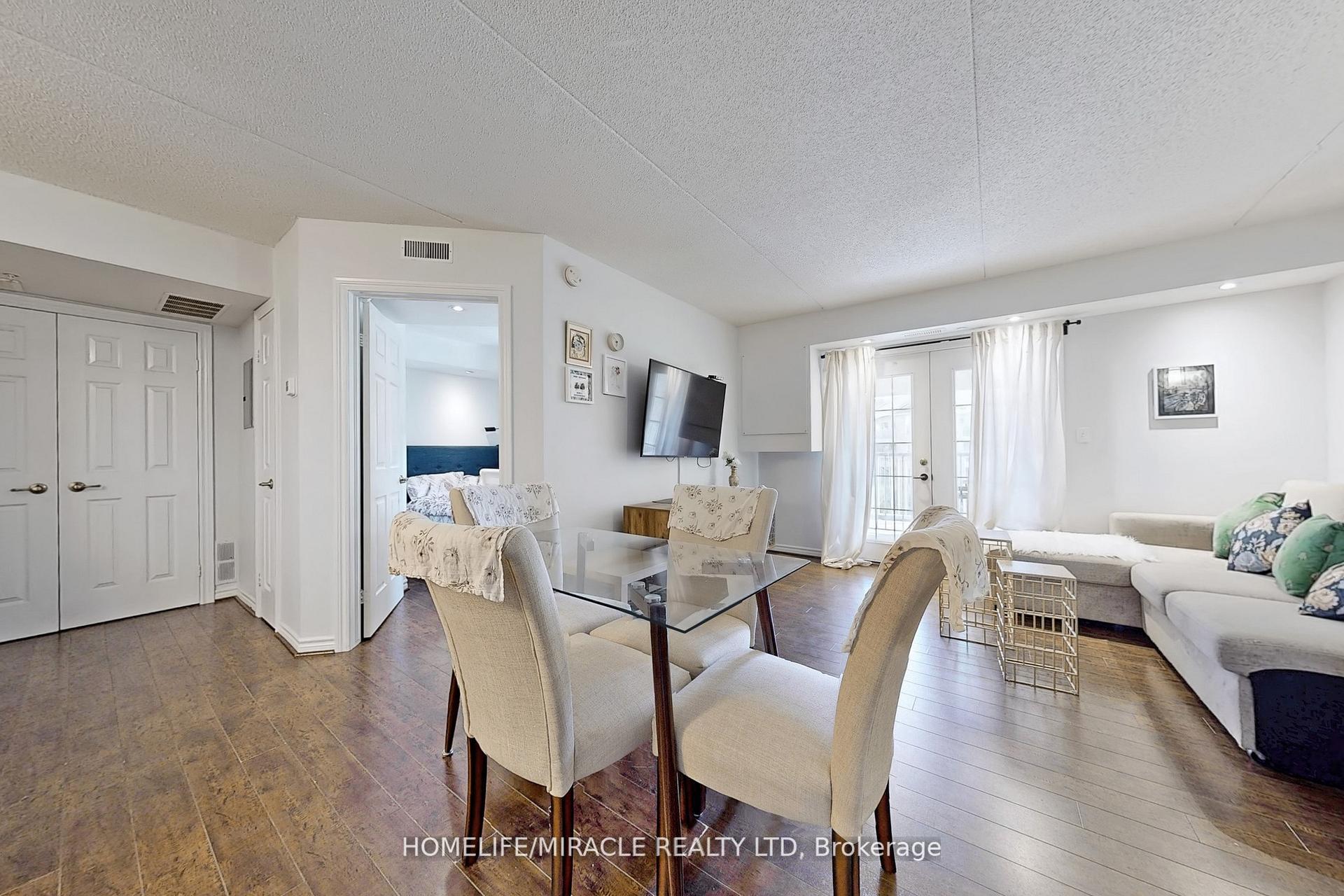 2 Bedrooms Condo at 1440 Bishops, Oakville For sale