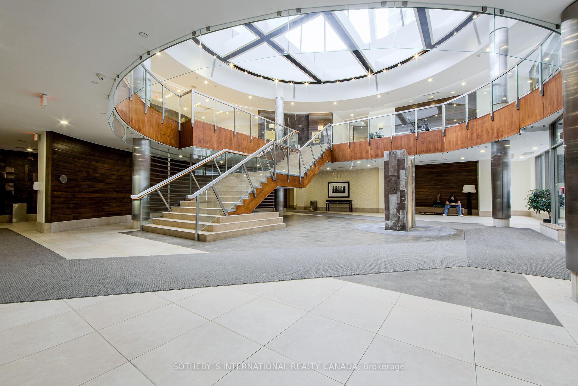 3 Bedrooms Condo at 3888 Duke Of York,  Mississauga For sale