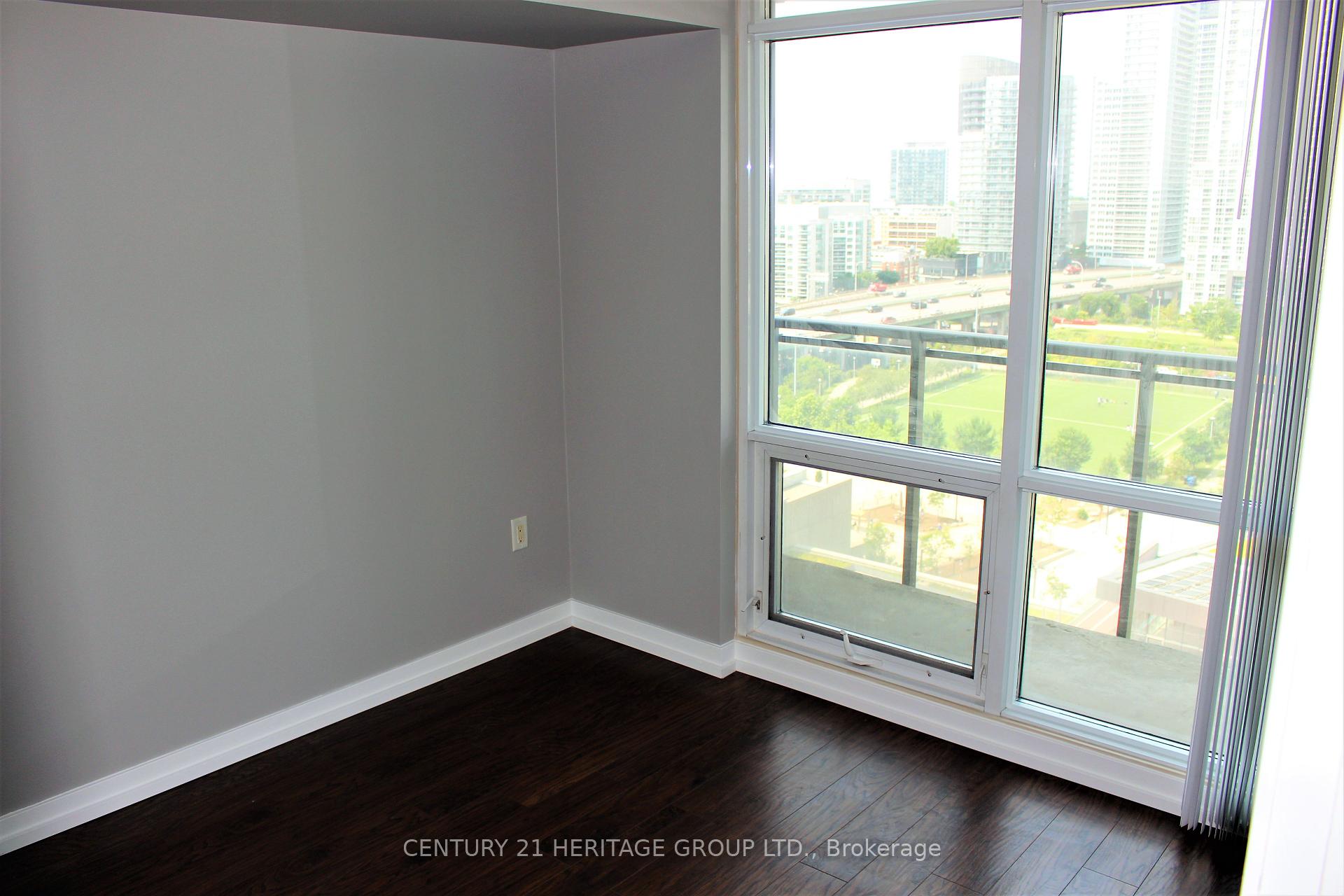 2 Bedrooms Condo at 15 Fort York, Toronto For sale