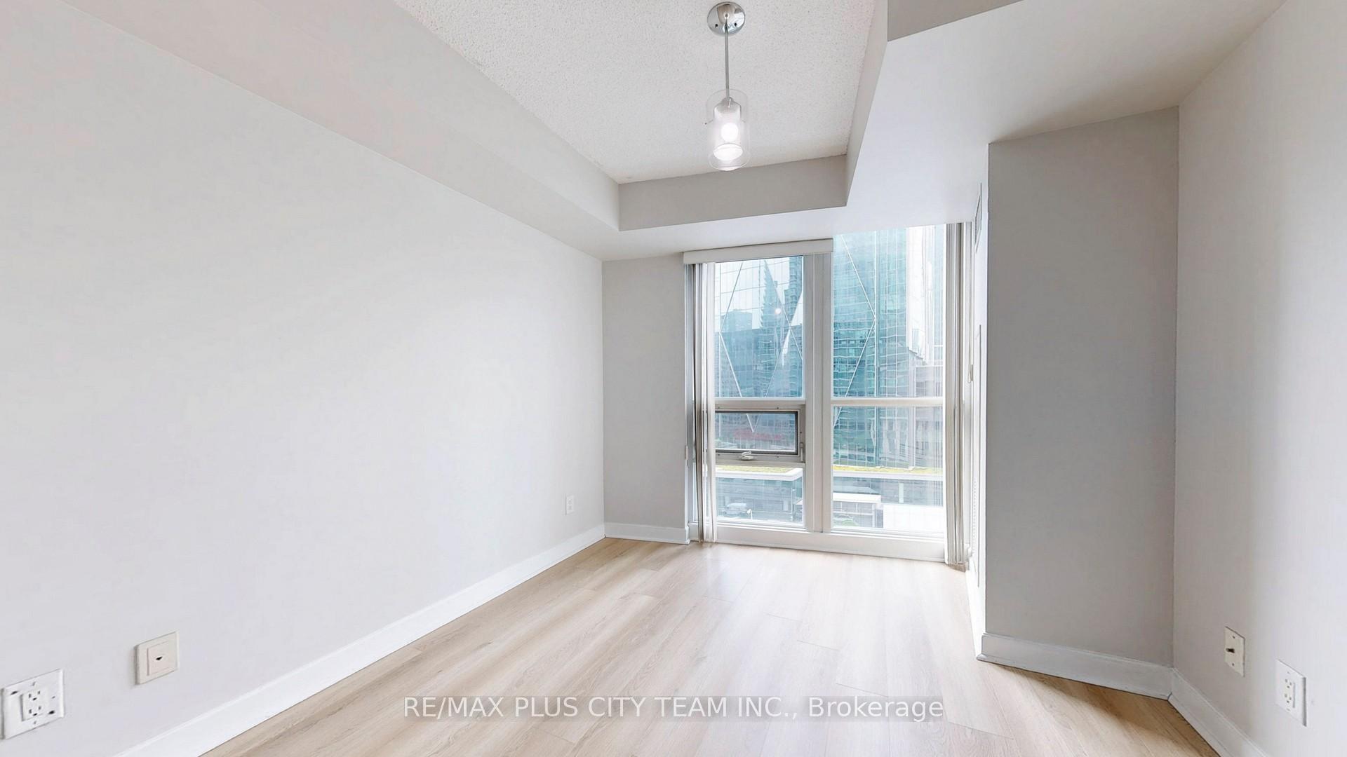 2 Bedrooms Condo at 18 Harbour, Toronto For sale