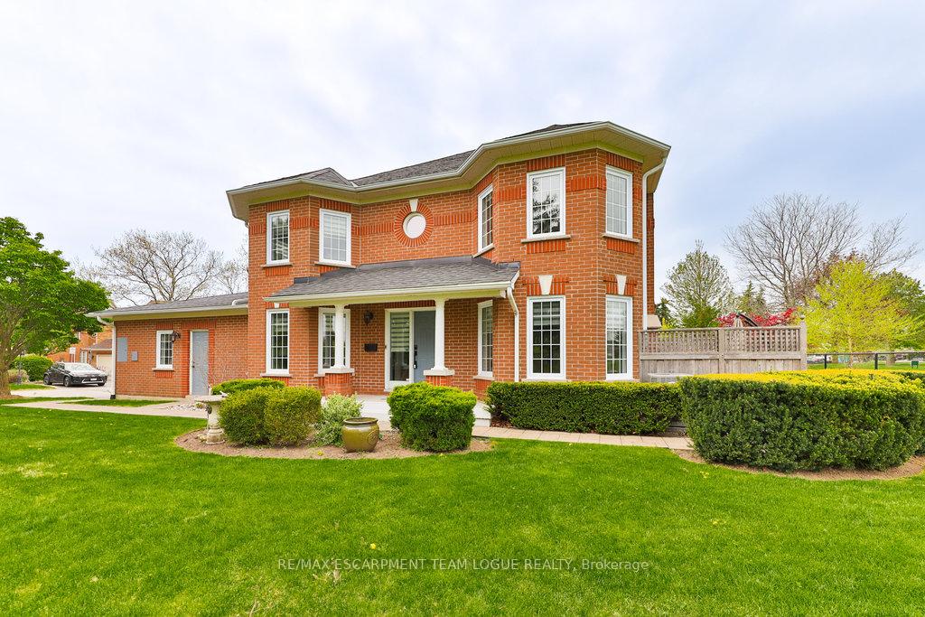 4 Bedrooms Condo at 2145 Country Club, Burlington For sale