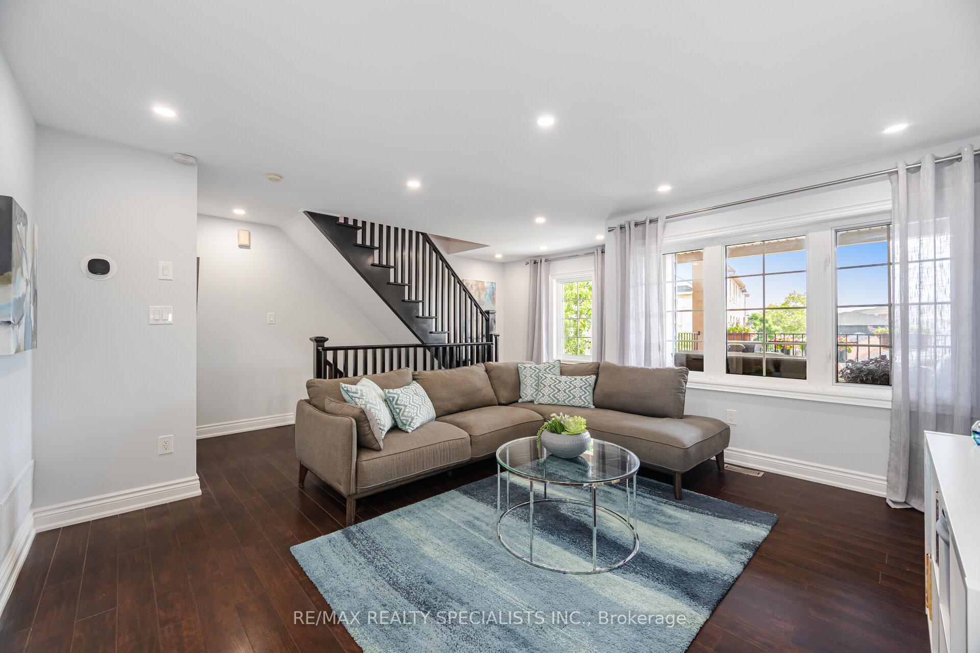 2 Bedrooms Condo at 2341 Parkhaven, Oakville For sale